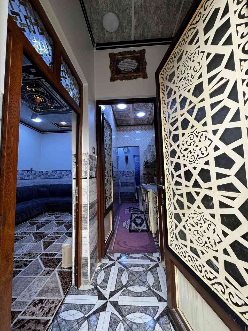 دار للبيع
الجانب الأيمن/ حي الهرمات الاولى
طابقين مساحه ١٠٠ متر 
يشمل استقبال /هول /غرفه نوم /مطبخ /صحيات 
والطابق الثاني غرفتين وحده كامله والثانيه هيكل 
للاستفسار الاتصال على 
***********
***********
