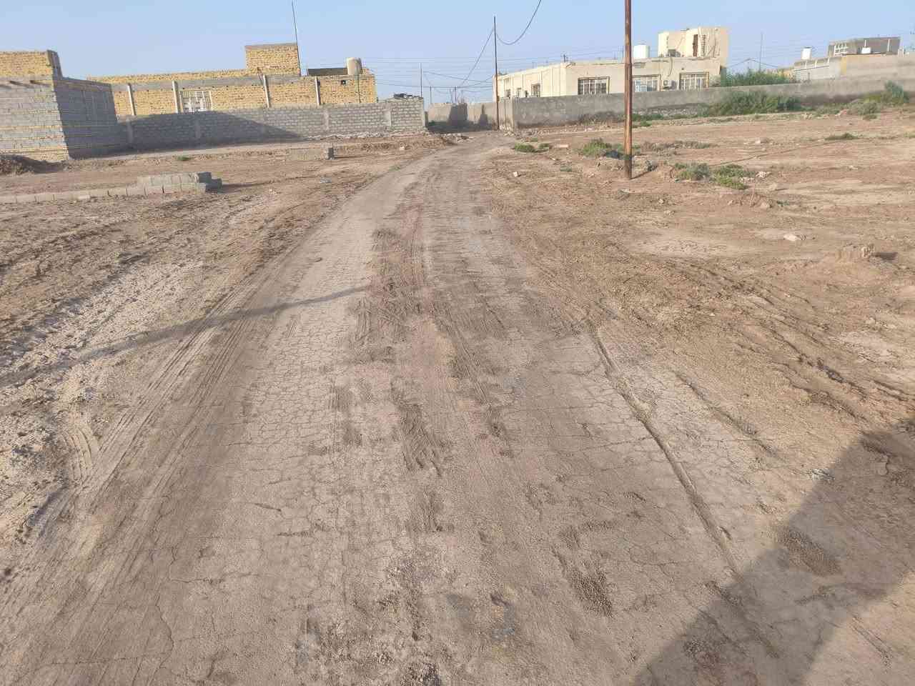قطعه 250 متر على طيرق الشركات وره بيت ابو مجاهد بمسافه القطعه وجه 12 ونص ونزال 20 الكهرباء بركن مالته مثل مااشوف وماي اساله المنطقه موصلينه وموجود تبعد عن التبليط مايقارب ال 100 الى 150 متر السعر 9 وبيه مجال للشراي 
رقمي ***********
