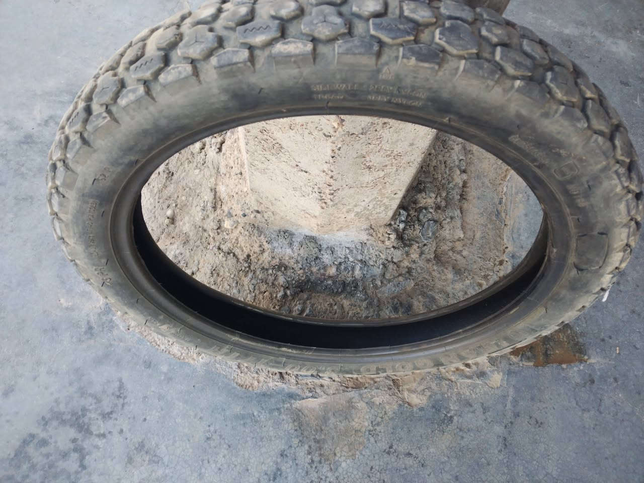 السلام عليكم تاير خلفي حجم ١٧ اريد ابدلها ابحجم ١٨اليعندو او للبيع ابيعها هم يرهم  لايقصر 
اتصل عل رقم او خاص ***********
