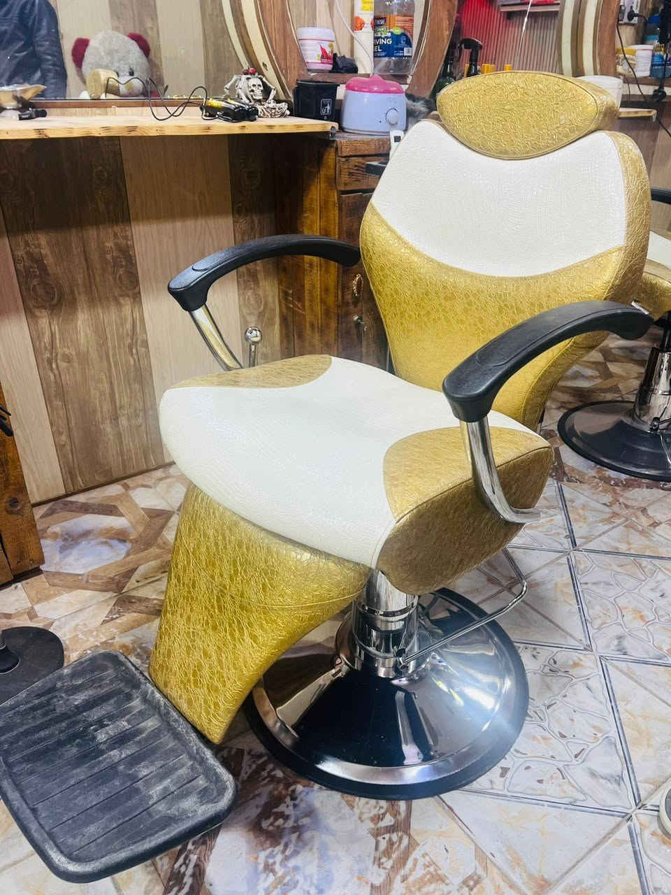 عرباين حلاقه عدد 2 غير مستخدم +كرسي حلاقه مستخدم شهر بس مكاني كربلاء للتواصل خاص او واتس اب ***********
