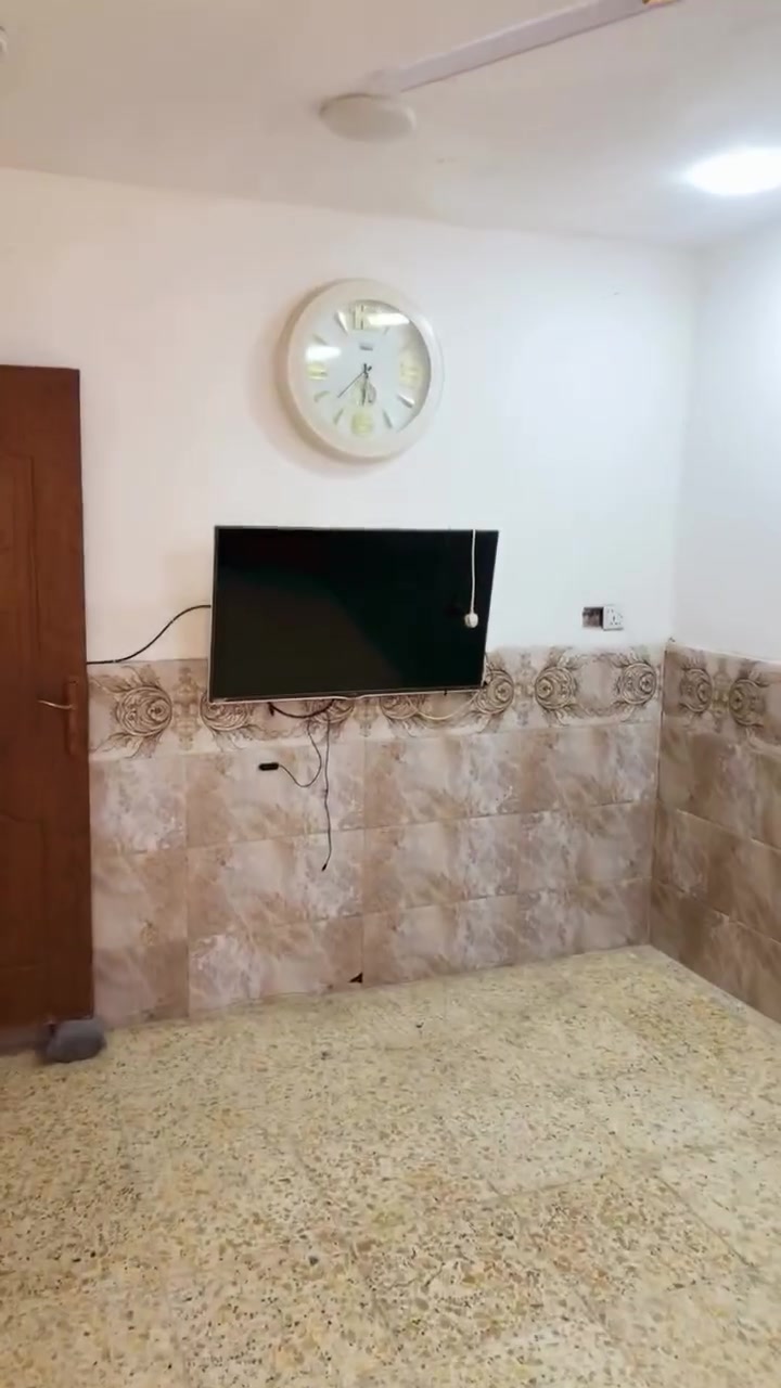 سلام عليكم بيت للبيع
عنوانه الامين الثانيه بلسده الاوله 
قريب ع سوك 
مساحة 80م
استقبال وصاله ومطبخ وغرفه 
السكف صب وكله مطبك كاشي 
واجهه 5
فرع عريض وقريب ع شارع 
للتواصل 
***********
