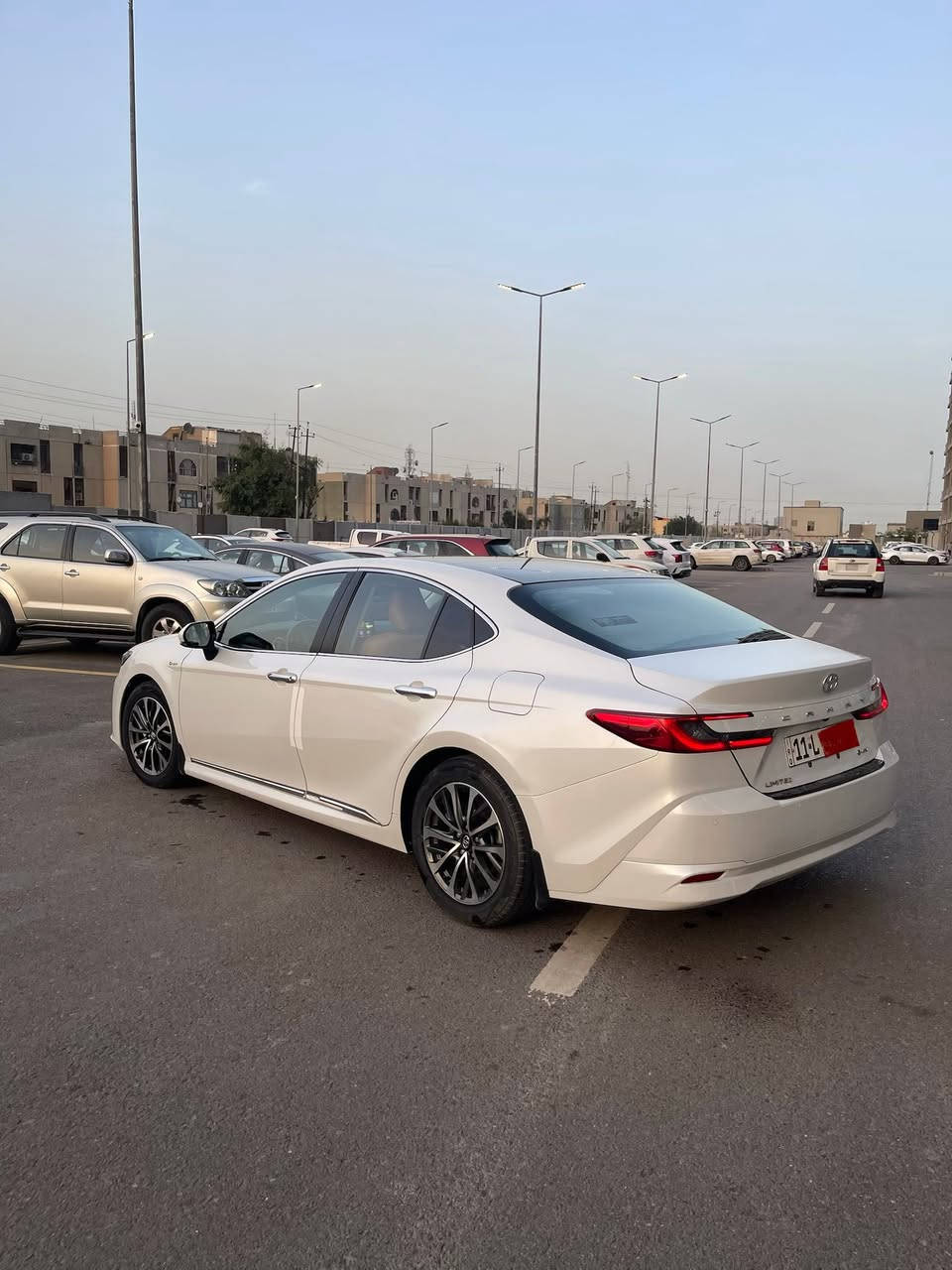 السلام عليكم 
كامري تجميع 2024 شكل ال25 
فول مواصفات VIP 1/1 
لون صدفي 
بانوراما 
تحديد مسار
خروج عن المسار 
رادار تصادم امامي جانبي خلفي 
ماسحات اوتو 
عداد ديجتال متغير الثيمات 
داخل جلد مميز جملي 
كشنات اوتو 
دبل جامة للعزل 
ويل لكزس ال ES 
ماشية 36 الف كيلو 
ركز المحرك الجبير هايبرد مو الصغير 
السيارة جديدة مكفولة صبغ بارد ما عدا كم رصعة بسيطة تنسحب pdr السعر 231 بيع او مراوس مع جيب خليجي مكفول 
او اوباما جديدة مو تعبانة حادث بسيط ،
المكان بغداد المنصور .
***********
