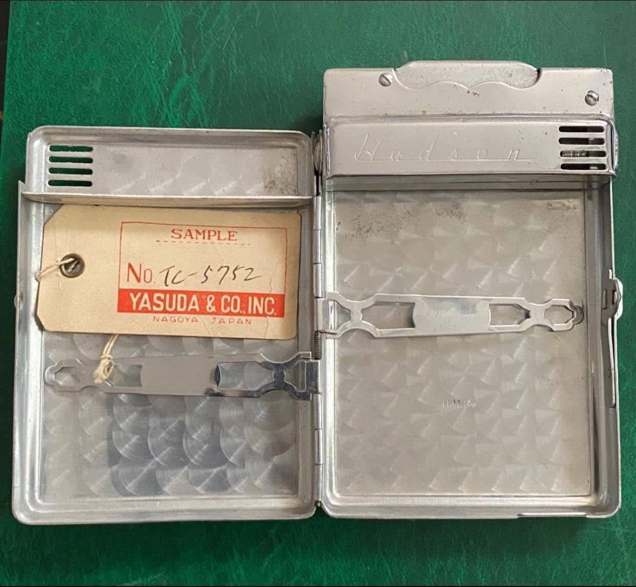 قداحة ماركة هادسون / Hadson بعدها بليبل الشركة ما مستخدمة اصلي
المنشأ : اليابان ، ناغويا 
الانتاج : 1950 
الرقم التسلسلي : Tc-5752
جداحة تعمل على نفط مع حافضة جكاير 
متواجد خاص للاستفسار 
***********
