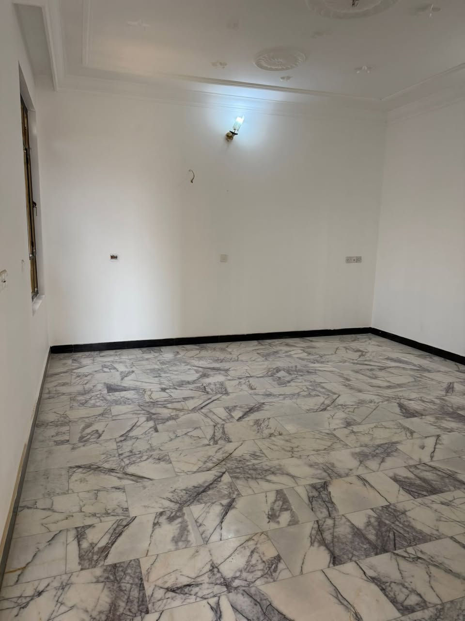 للبيع 200  متر  واجهة  8 
7 غرف نوم 
3 طوابق 
السعر   825  مليون    وبي مجال 
بناء  درجه اولى مودرن 
طابو صرف سكني 
السيدية شارع الخيزران خلف جامعة الشعب 
مع تشجير خلفي 80 متر 
الاستفسار الاتصال على حليم   ***********
