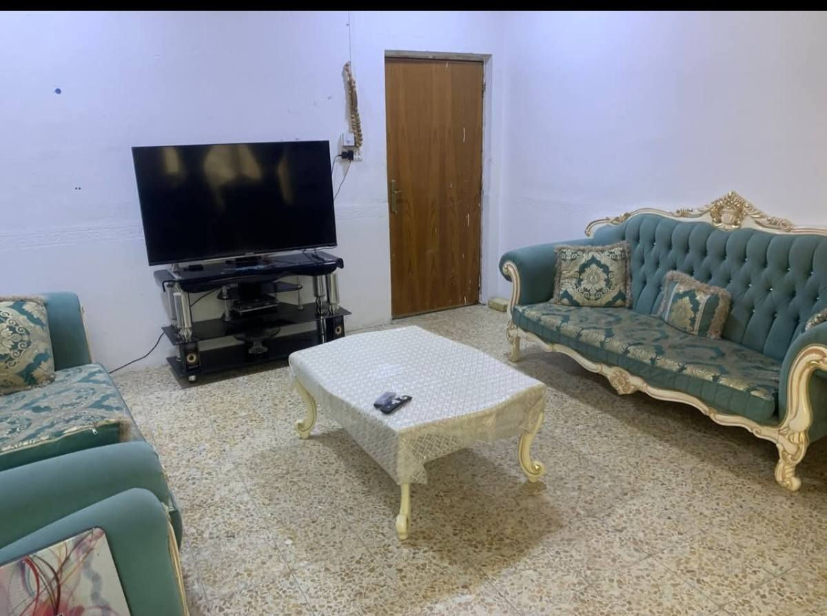 بيت 🏠 بحي العسكري كوفه  المساحه 170متر   عرض الشارع 8متر
الطابق الرضي ستقبال او صاله او مطبخ او صحيات 
ساحه خارجيه معه صحيات 
الطابق الثاني يحتوي على غرفتين نوم 🛌
الرقم :***********
