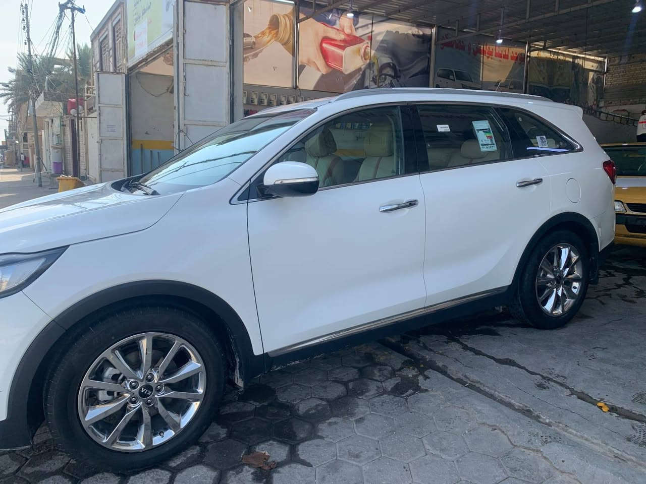 السلام عليكم كيه سورنتو خليجي رقم أربيل سيارة على وضع الشركة على الارضيات مال الشركة 
موديل 2018 
لون ابيض 
فلو ماعده البنرواماا
4 سلندر 7 راكب
ماشية 140حقيقي قابل للزيادة 
بصمتين تشغيل وتقفيل 
كشنات جلد الأصلي
كشنات كهرباء 
بردات خلفيه اصليه 
شاشه بلادي لمس 
مرئ شفط مع تقفيل 
باب خلفي كهرباء
حساسات امامي وخلفي مع كامره 
داخل بيجي 
تبريد 3قطع 
تحكم ستيرن فول
يدات نيكل 
اشاير بلمرئ
لد خلفي وامامي 
لايت زنون عالي ناصي الاصلي
لايت 3عدسات
زراقت ماء للايت 
ويل كروم حجم 19
ارضيه مخلفه جلد اصلي كل السيارة 
كتلوكات الشركه بيهه وغراضها كله 
مكينه كير وحداديه وتبريد كفاله عامه بدون صبغ وتبديل وحته بارد فقط تكحيل  مقدار اصابع   
سياره جديده مال جناي 
رقم اربيل باسم شركة
السعر ٢٠٥ وبية مجال
***********
