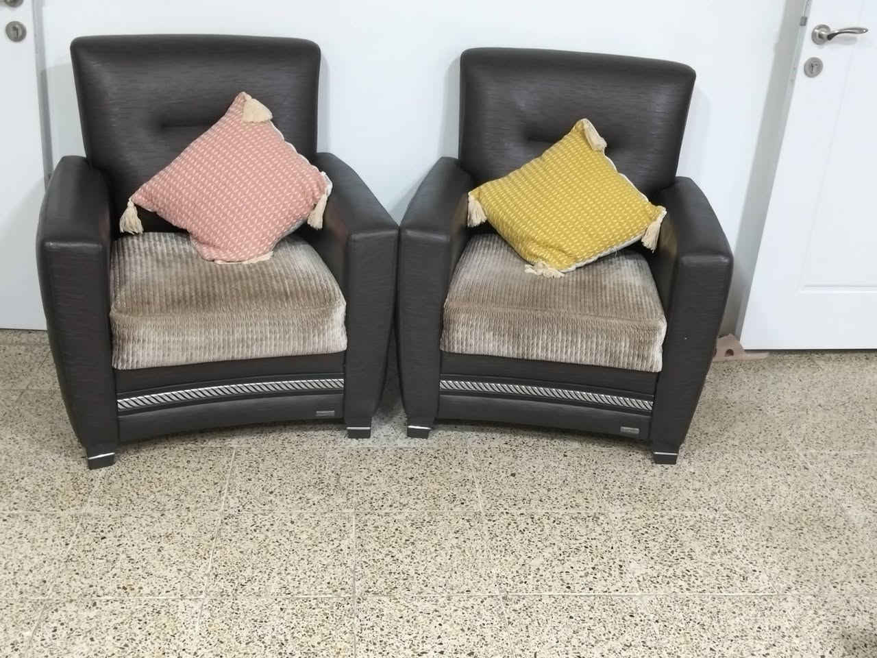 تخم ماركه استقبال مع ميز وسطي سعر700الف ومعامله
ميز تيفي زجاج سعر100الف


**إذا كنت صاحب هذا الإعلان وتريد حذفه لأي سبب، رجاءا أرسل رسالة إلى الدعم الفني**
