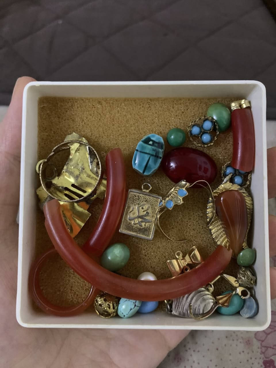 السلام عليكم
خاتم
و اساور 
و قلادة
قطع انتيكة فضية والاحجار ايضا و قديمة جدا من البازار الكبير في مدينة تبريز الايرانية موجودة من الستينات
التواصل على الخاص او الواتس اب (( للاسعار ))
الاسعار على الرقم واتس اب
والياخذها شلع انطي سعر زين
***********
مكان / حي الجامعة بغداد
يوجد توصيل فقط بغداد كرخ
