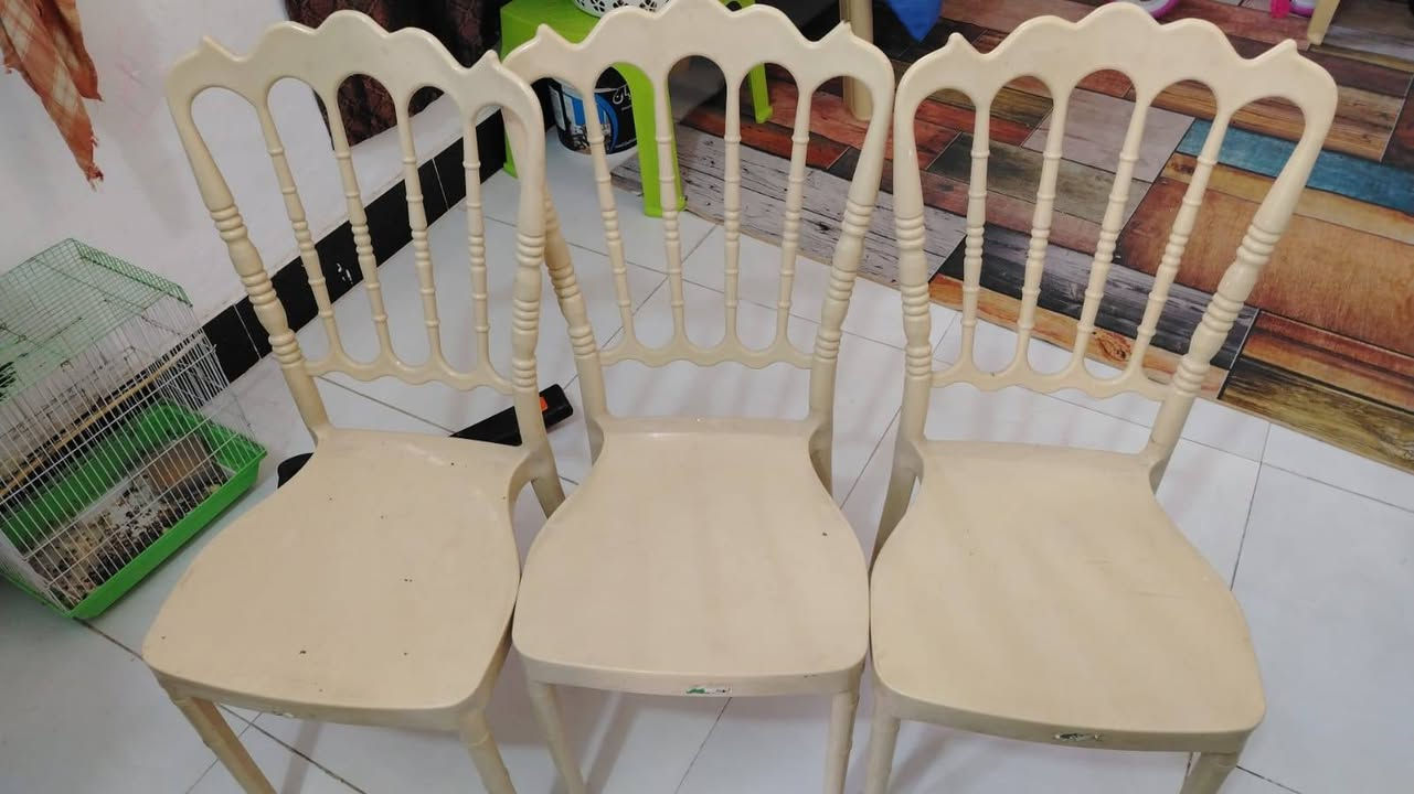 لطبله ب35
لكراسي لواحد ع 10
الجربايه ب60


**إذا كنت صاحب هذا الإعلان وتريد حذفه لأي سبب، رجاءا أرسل رسالة إلى الدعم الفني**