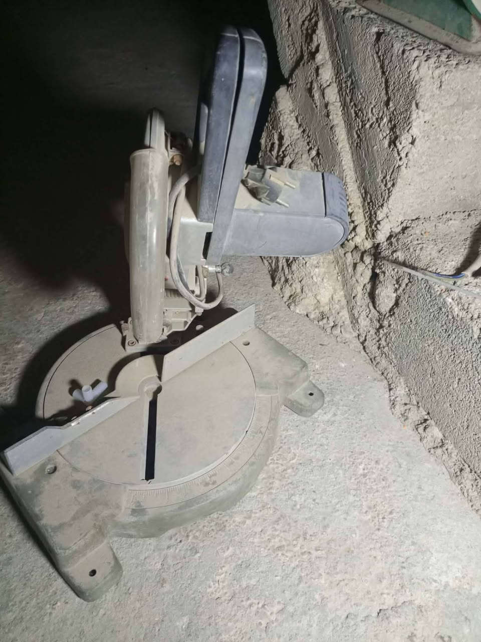 ***********
السلام عليكم ورحمه الله عندي مكينة لحيم ومكينة مال بواري وكوسىره للبيع استفسار اتصال علئ رقم ***********
