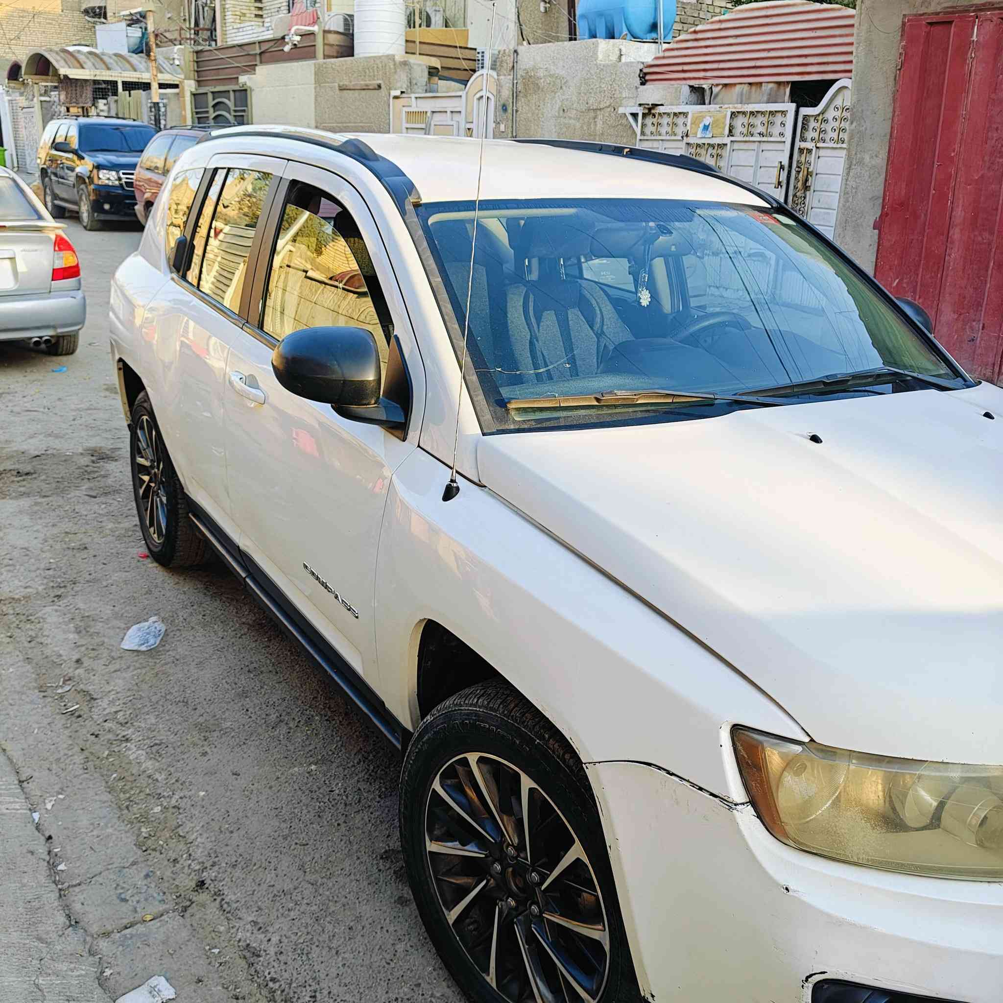 سيارة جيب كومباس 2013 لمتد مكينة 2400 فور ويل تحكم ستيرن تدفئة كشنات تبريد شغال كبير ومكينة خير من الله  ماشية 80 الف ميل صبغ جاملغ ونص وباب رقم بغداد  السعر 85   *********** شرط التحويل
