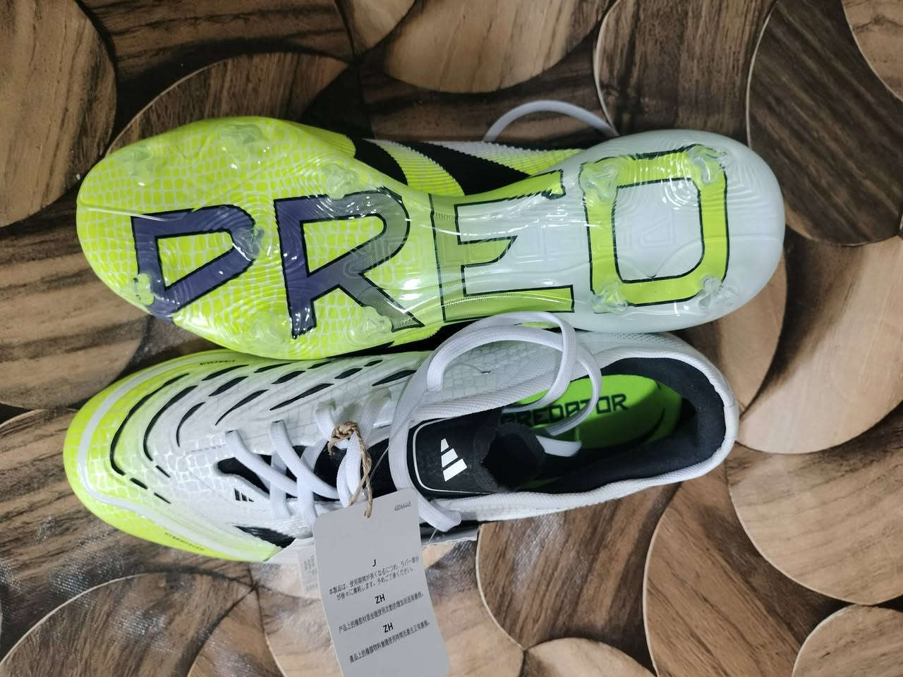 chaussures  de football adidas Predator Elite, arborant un coloris blanc, noir et jaune fluo.
Pointure 42 ylbas 41


**إذا كنت صاحب هذا الإعلان وتريد حذفه لأي سبب، رجاءا أرسل رسالة إلى الدعم الفني**