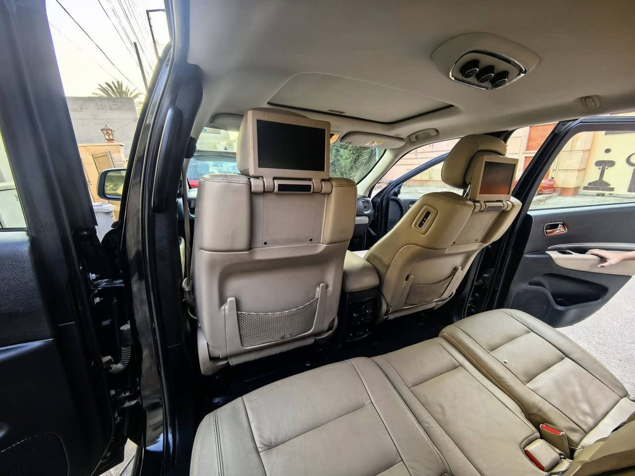 السلام عليكم
دوج دورنكو 2019 للبيع 
فول مواصفات GT خليجي  مكفوله
وكالة هارلم
مواصفاتها //
فتحه سقف 
تشغيل عن بعد
صندوق كهربائي 
كشنات كهربائيه 
تدفئه ستيرن وكشنات اربعه 
حساسات خلفيه 
توقف ذاتي عن الرجوع 
نظام ايكو و نظام سبورت
هواي مواصفات....
ماشيه 120 الف كيلو متر حقيقي 
السعر 270 وبيه مجال
عنوان // بغداد زيونه
 ***********
