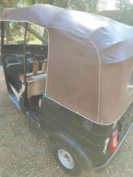 السلام عليكم.. تكتك البيع موديل17.صفره ومصبوغه اسود اوراقها كامله وكيلها بالبصرة   300000 ثلث ملاين وبيها مجال حك جيه والمو شراي لا يتعبني تمام  . رقمي  ***********
