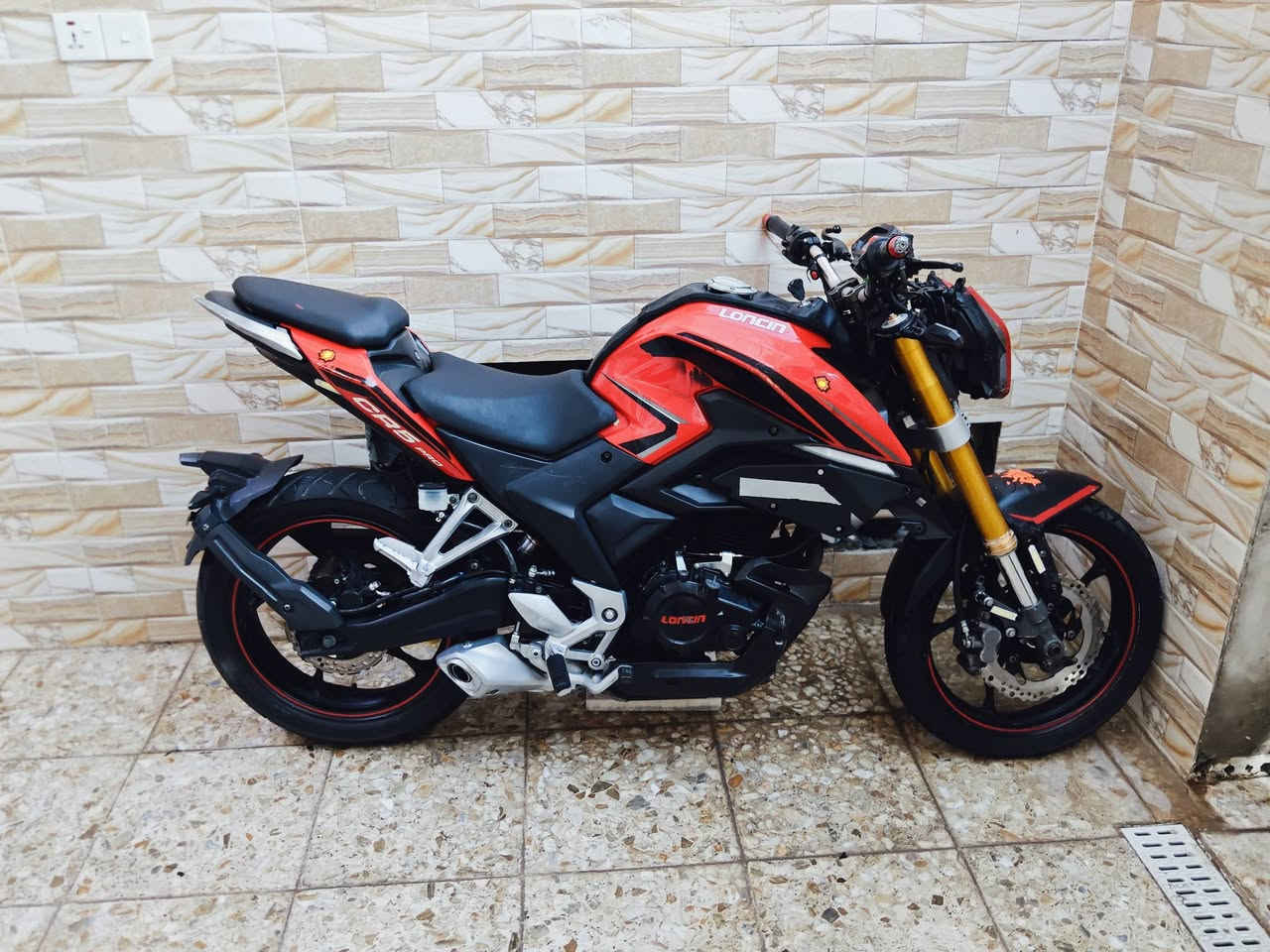دراجة لونسين 250 cc دهن الشركه جديدد بيها  دراجـه 6 كير صاروخ دراجـه مضمومه مااطلع بيها ابد موديل 2020 دشبول 3 الوان صنع المحرك والكير في شركة BMW والكهربائيات وبقية الانظمه في شركة كاوزاكي اليابانيه وتفاصيلها ابحث عليها بلكوكل .... صدر عكس دبلات تي ماكس بريك تي ماكس .. انارتها كامل LED مع اضافة اناره للجماليه تجي واتشوف ـ دراجه مضمومه ومو جناي دراجات ابد ومحتاج للبيع سعرها 12 ورقه وبيها مجال بسيط .. دراجه للجناي قسم بالله تنساها واوراقها كاممله واصوليه ورجاء المو شراي لايدخل ويعامل جذب ... مكاني بغداد حي الامانه قرب حمام المدينه ... صرف بانزين انسااااا ووتحريكتها شرط تعلك بيك صوت رياضي بلادي


**إذا كنت صاحب هذا الإعلان وتريد حذفه لأي سبب، رجاءا أرسل رسالة إلى الدعم الفني**
