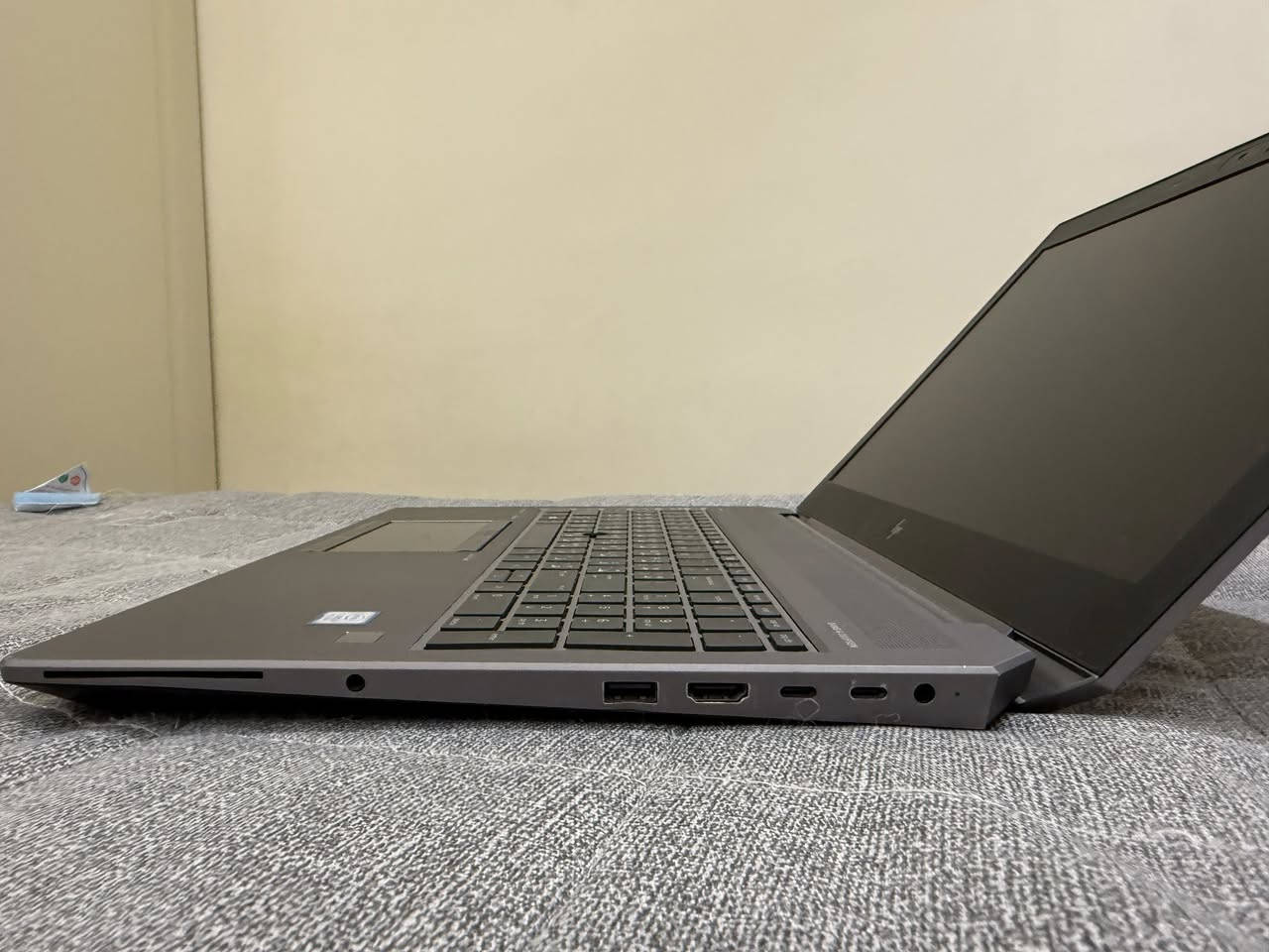 ⸻

💻 HP ZBook 15 G5 للبيع

🔹 معالج i7-8750H قوي
🔹 كرت شاشة منفصل NVIDIA ‏4GB + مدمج Intel
🔹 رام 16GB
🔹 هارد SSD ‏512GB سريع
🔹 شاشة 15.6
🔹 نظام Windows 11 Pro أصلي

✔️ يتحمل شغل ثقيل
✔️ مناسب تصميم، مونتاج، برامج هندسية
✔️ يشغل ألعاب متوسطة بدون مشاكل

📍 الجهاز نظيف وشغال تمام
📦 فئة Workstation أصلية مو جهاز عادي
 

***********
