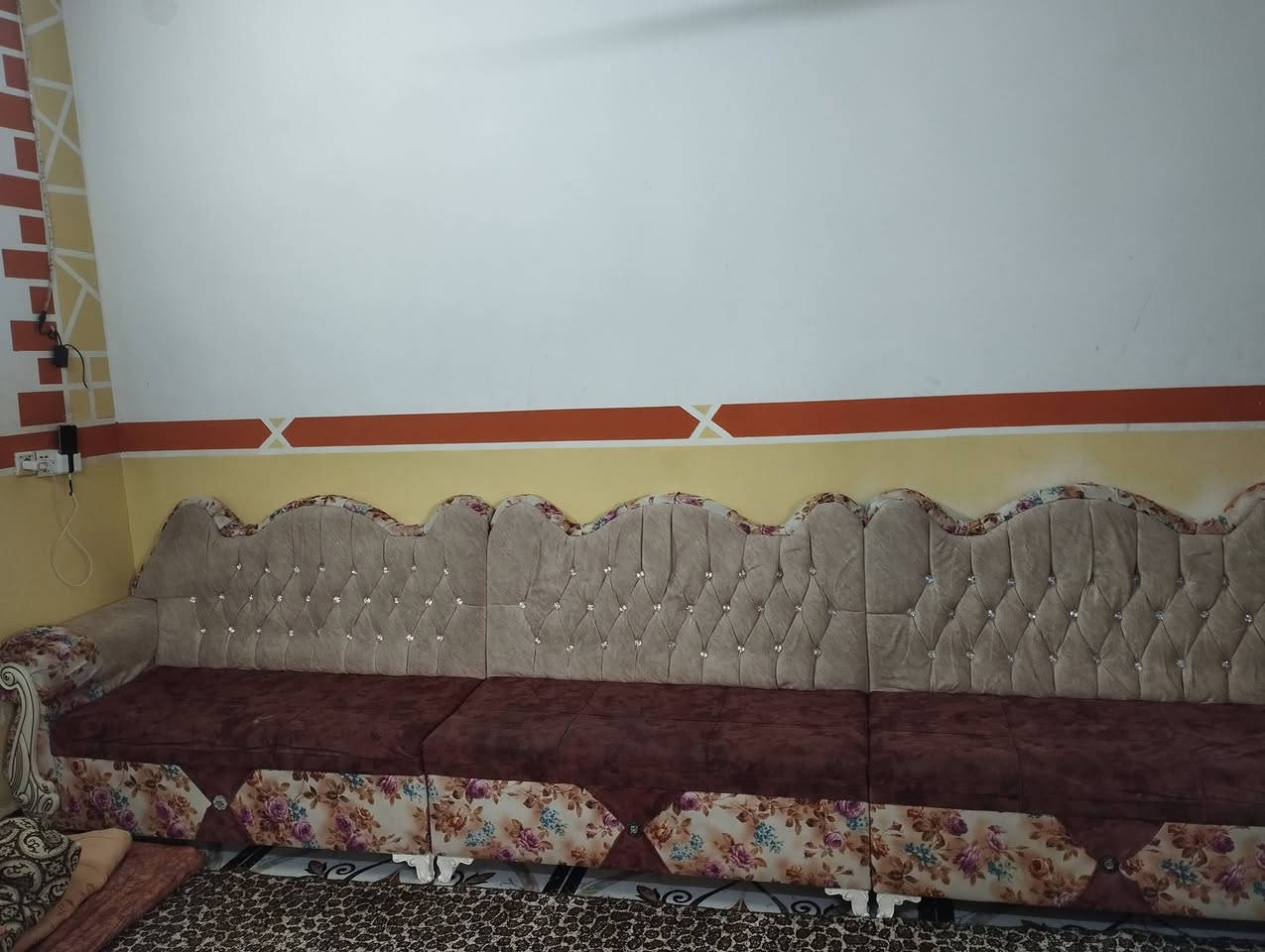 ديوان 7 امتار نضيف اي عيب مابيه السعر 175 وبيه مجال الشراي يخابر، ***********
