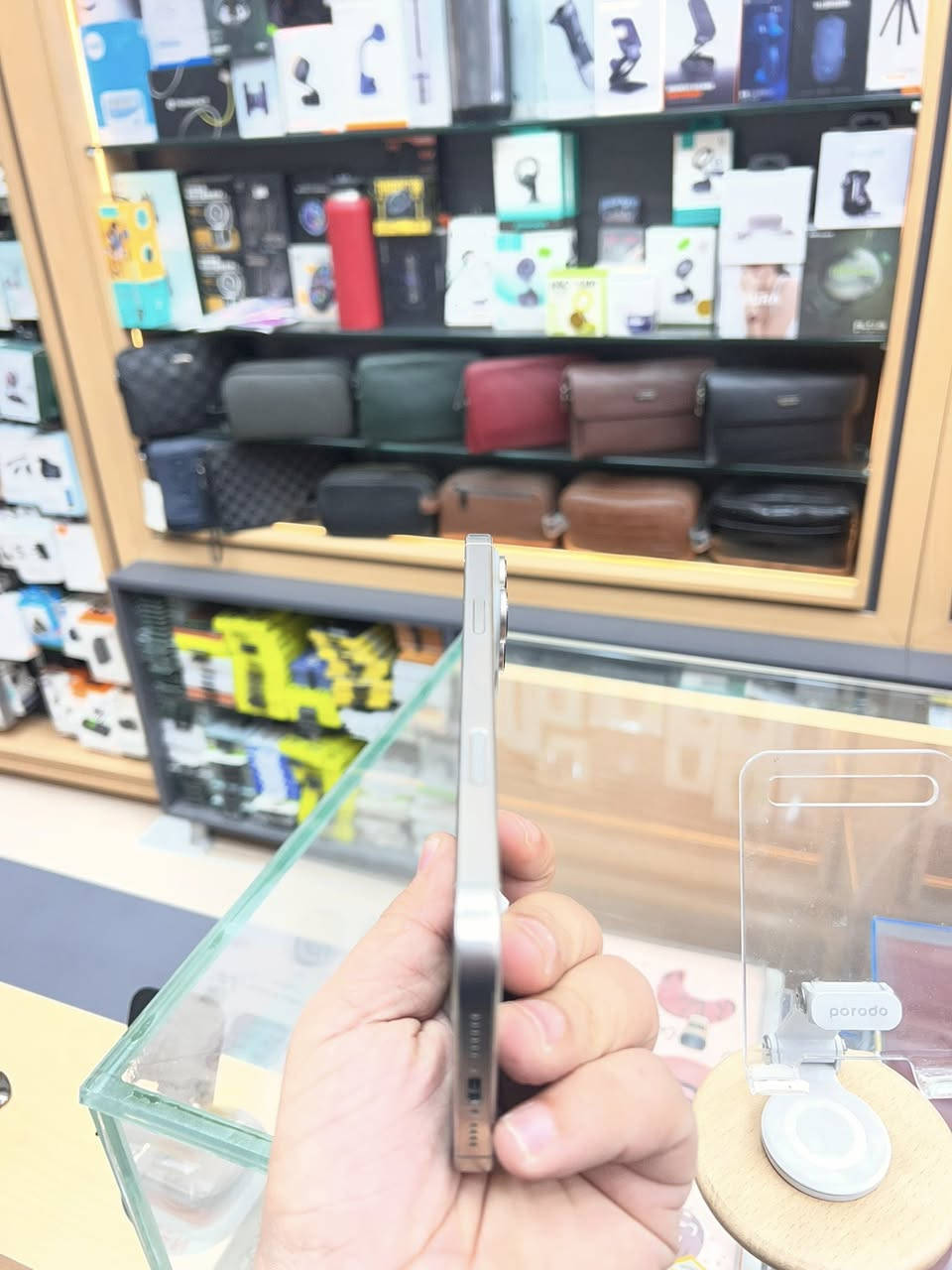 سلام وعليكم ايفون 16 برو ماك ايسم
بطاريه 99  مثل ماوضح عدكم بصوره 

جهاز جدا نضيف 

سعره  1330 وبي مجال حك الجيه 

توصيل ماعدي 

مكاني بغداد الكاضميه. 

الرقم ***********
