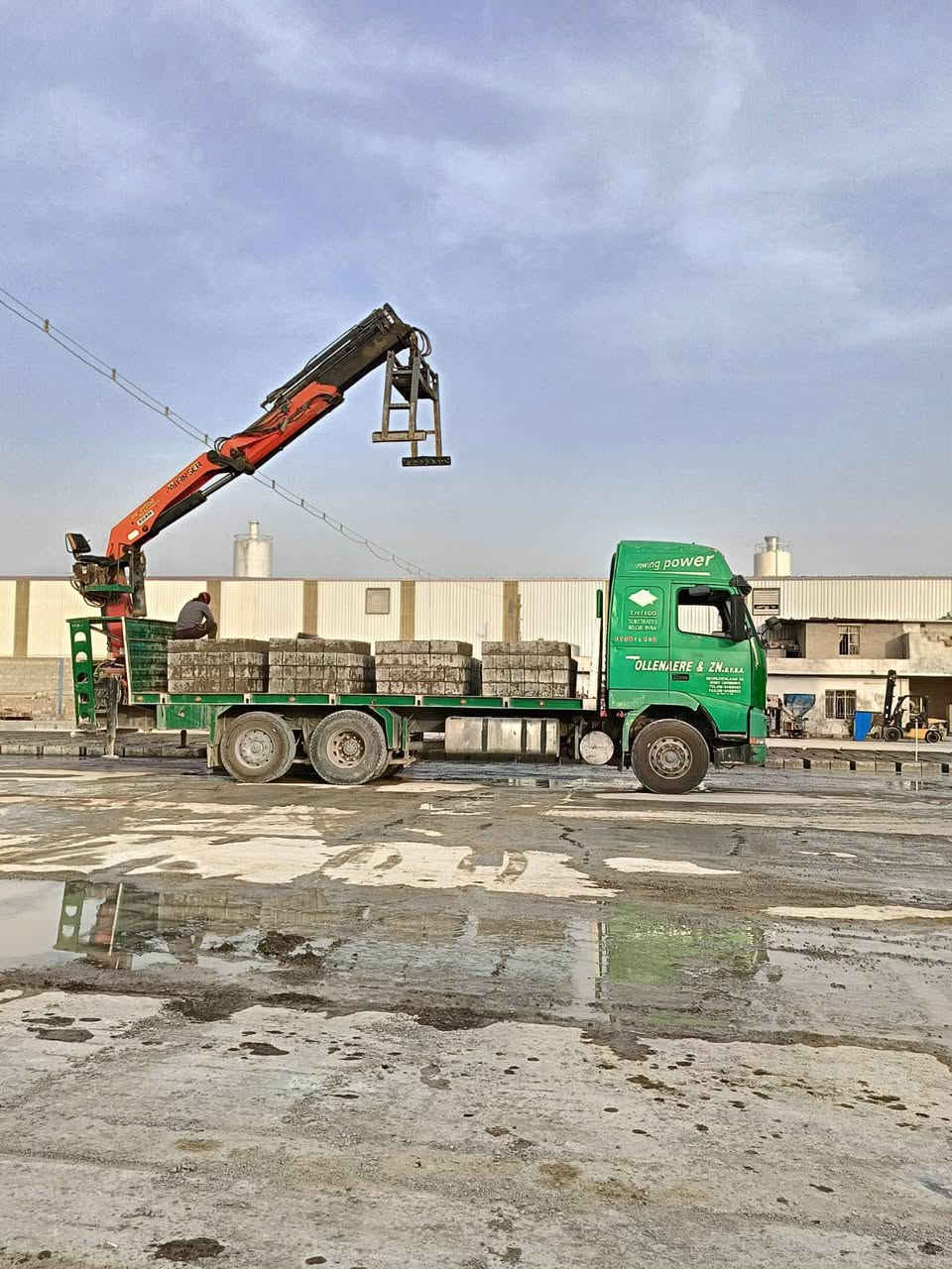 كرين للبيع موديل 2001 حجم الكرين  21  السعر خاص العنوان كركوك حي العسكري ‏‪***********‬‏ /‏‪***********‬‏
