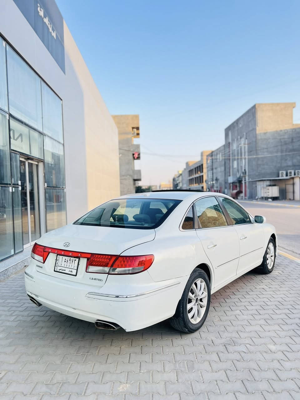 سلام عليكم…اعتذر عن الاقساط والوعدة…
للبيع بسعر مناسب جداً 85…
هونداي ازيرا 2007محدثة2011 وارد امريكي لون ابيض رقم بغداد الماني مشروع وطني هزة جديدة شرط التحويل والغرامات…
سيارة خير من الله حيل حلوة واحلى من الصور فول مواصفات 1/1 سلايت طكتين 
داخل لونين 
لد بالايت 
كشانة كهرباء 
كشانة جلد 
ويل كب وباقي المواصفات معروفة…
سيارة بيها طخة بالجاملغ الخلفي بدون قطرة داخل وبيها 4 قطع رش اثر جراد شرط بدون معجون وضربة…
محرك 3300 مامفتوح شرط
كير مامفتوح شرط 
صدر جديد طخم تاير جديد تبريد ثلج جاهزة مجهزة ماتحتاج اي مصرف…
السعر 85 وبيها مجال للشراي 
مكاني صلاح الدين تكريت 
للاستفسار ***********
