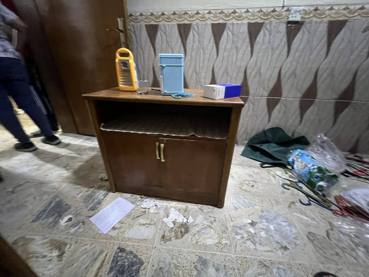 غرفة نوب أخشاب صاج عراقي
كنتور 
جرباية ميز تواليت المراية موجودة 
زاوية 
ميز 
البلديات ***********

