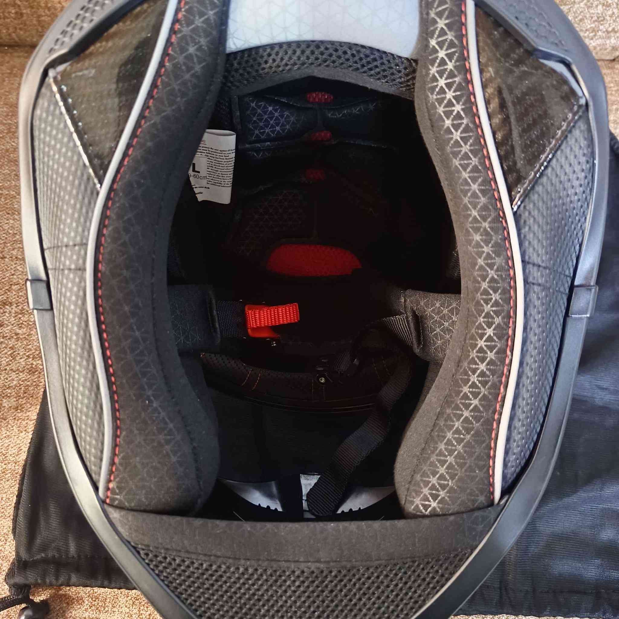 خوذة دراجة نارية Full Face أصلية – DOT Certified
للبيع خوذة دراجة نارية لون أسود لامع بحالة ممتازة جدًا 👌
مستخدمة استخدام خفيف ونظيفة جدًا بدون كسور أو ضربات.
✅ قياس: L (59–60 سم)
✅ شهادة أمان DOT (FMVSS 218)
✅ زجاج أمامي غامق عاكس (مظهر رياضي 🔥)
✅ مريحة وخفيفة
✅ مناسبة للدراجات الرياضية والسكترات
الخوذة جاهزة للاستخدام وما بيها أي مشاكل. كركوك, العراق


**إذا كنت صاحب هذا الإعلان وتريد حذفه لأي سبب، رجاءا أرسل رسالة إلى الدعم الفني**