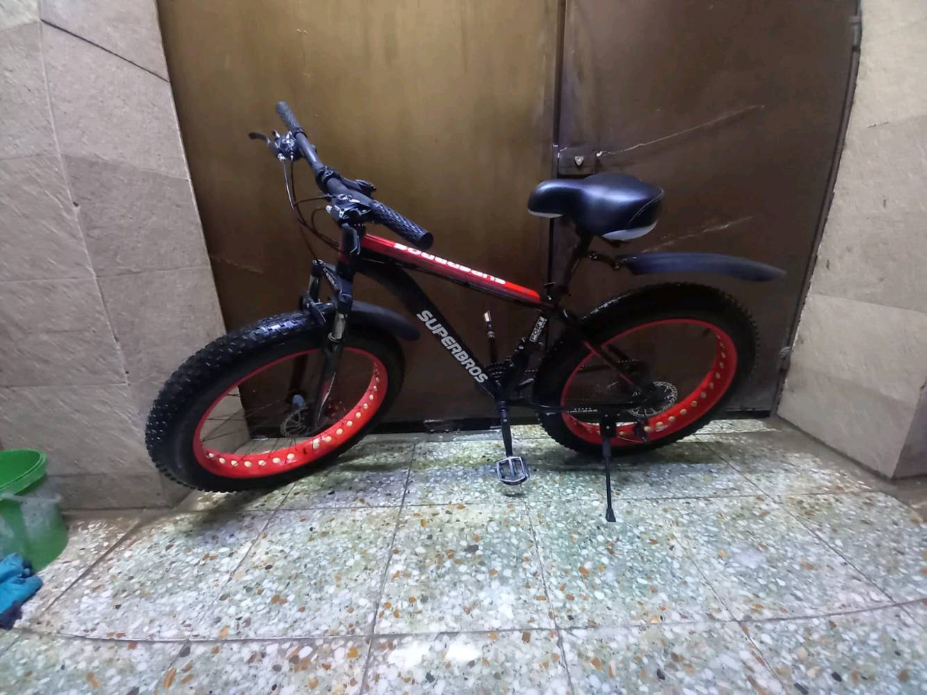 دراجة هوائية رائعة من نوع SUPERBROS، مثالية للاستعمال على الطرقات الغير ممهدة بفضل الإطارات العريضة. مناسبة للمتعة والرياضة بتصميم أنيق يجمع بين الأحمر والأسود. استخدمت بشكل قليل وفي حالة جيدة جدًا.

تقبل التفاوض بالسعر.