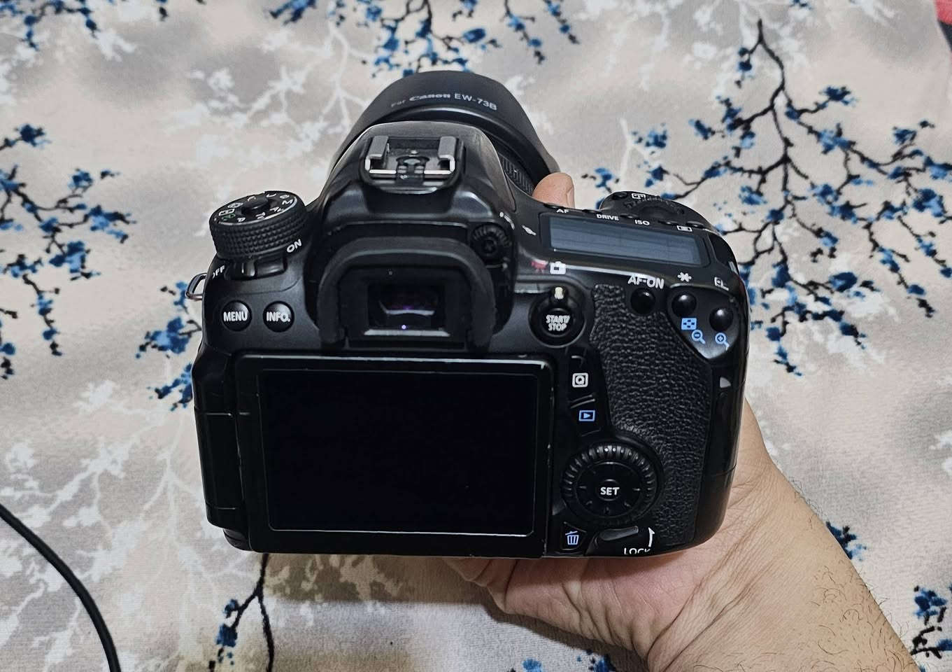 السلام عليكم 
كامرا 70D مع عدسه 18 135 
الملحقات بطاريه وشاحنه وحزام كتف والهود 
نضافه مثل ما موضح السعر ٤٥٠ نضافه مقارنه بالسعر كلش زين 
مكاني نجف وتوصيل موجود ***********
