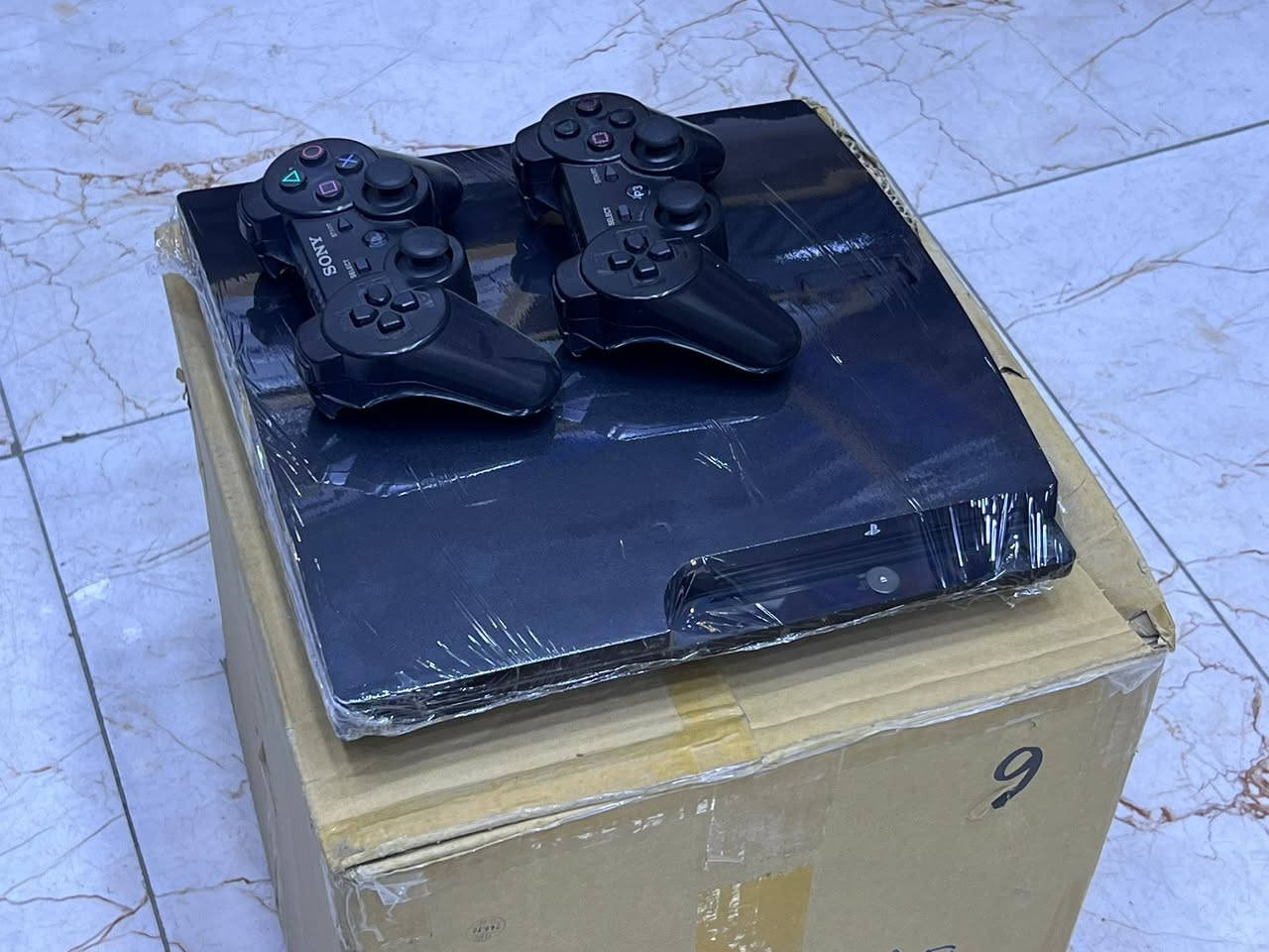 اسعار 6/19 
➖➖➖➖➖➖➖➖
Xbox 360 (110-120)
Xbox One fat (120-130)
Xbox One s 500gb/1tb (165-185)
Xbox Series x (680-720)
Ps2 (slim 50 - fat 65)
Ps3 (115-130)
Ps4 fat jailbreak (265-300)
Ps4 fat online (185)
Ps4 slim jailbreak (320-350)
Ps4 slim online(230)
Ps4 pro jailbreak (370)
Ps4 pro online(290)
Ps5 fat (650)
Ps5 slim (standard 750- digital 700)
➖➖➖➖➖➖➖
المهكر يجي كامل ملحقات ونظافة مع تنزيل الالعاب حسب 
الطلب
✅كل الاجهزة تجي ضمان حقيقي عالوصل✅
🚛توصيل لكل محافظات موجود الطلب يصلك خلال يومين او يوم حسب🚛
📍عنواني دهوك📍 
للحجز والاستفسار 
☎️***********☎️

