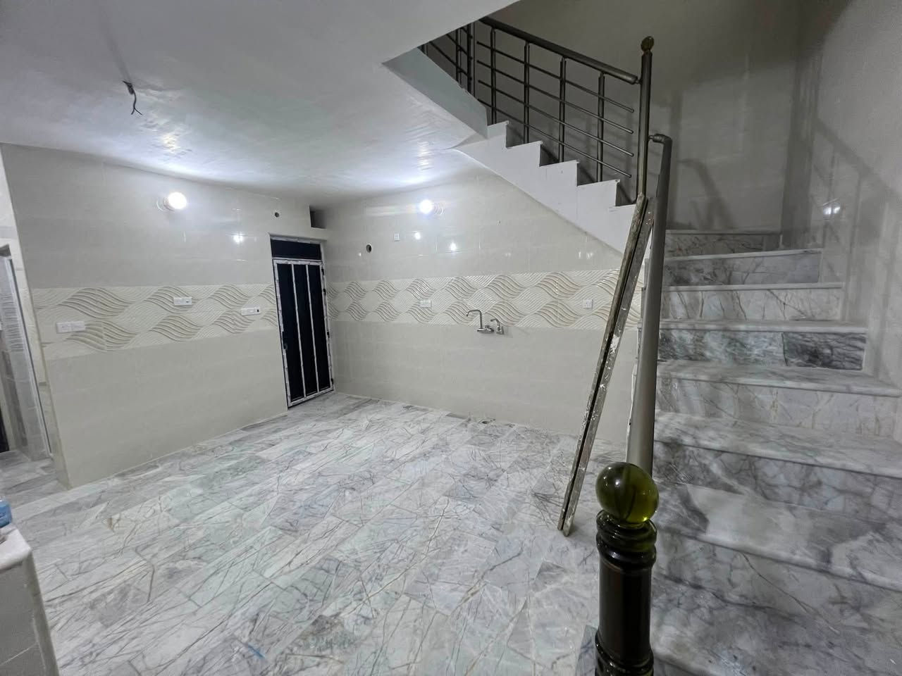 عقار 🏡 للبيع ✅طابق ونص🏠الموق حي لاعلام قرب مدرسه التعاون
بيت للبيع المساحه  100متر للبيع 

يحتوي على 2غرف نوم / +صاله الخطار /

حمام ارضي  + حمام طابق اول :

حوليه كبيره مفتوحه /

مطبخ حار ⏲️🧑‍🍳✅

  

🚪 ابواب كلها تركي ✅ +باب صاله قاصه ✅

***********📞

***********📞

*********** وتساب ☎️
