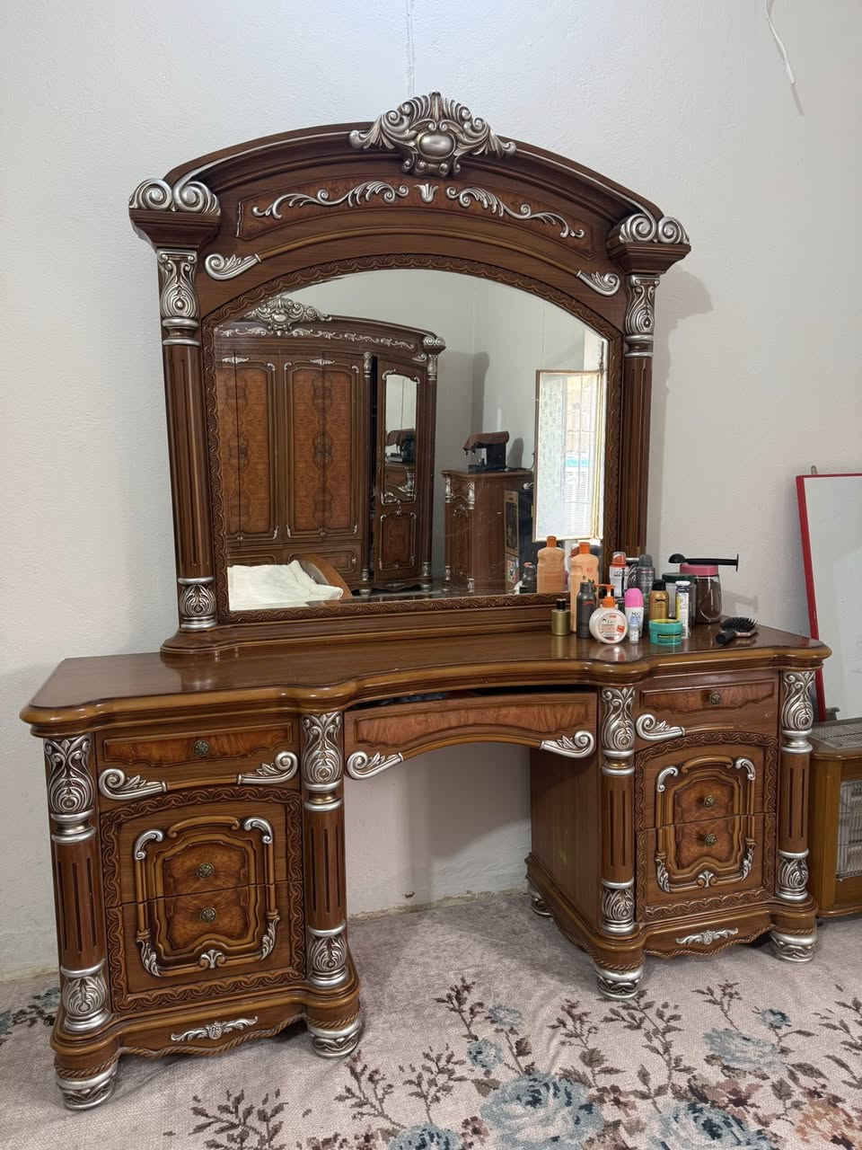 غرفة نوم تركي نظافة جيده السعر 450 الف للتواصل هذا الرقم ***********
