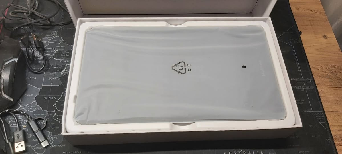 السلام عليكم
 تاب الرسمHuionH640P:
- ماركة huion: علامة تجارية معروفة في مجال لوحات الرسم الرقمية.
- سهلة الاتصال والاستخدام.
- حساسية الضغط 8192 مستوى : توفر تجربة رسم دقيقة ومريحة.
- تدعم أنظمة تشغيل متعددة :  منها ذلك Windows وMac OS وLinux وAndroid.
- ميزة خاصة:
- محمولة وسهلة الحمل.
- مفتاح ضغط قابل للبرمجة.
- قلم PW100: قلم يعمل بدون بطارية، مع 8192 مستوى حساسية للضغط، خفيف الوزن وسهل التحكم بدقة.
- سهلة الحمل في المنزل والعمل والدراسة وأي مكان
- هذه اللوحة خيارًا جيدًا للفنانين والمصممين والمهندسين والأساتذة الذين يبحثون عن تجربة رسم واستخدم دقيقة ومريح في العمل.


**إذا كنت صاحب هذا الإعلان وتريد حذفه لأي سبب، رجاءا أرسل رسالة إلى الدعم الفني**