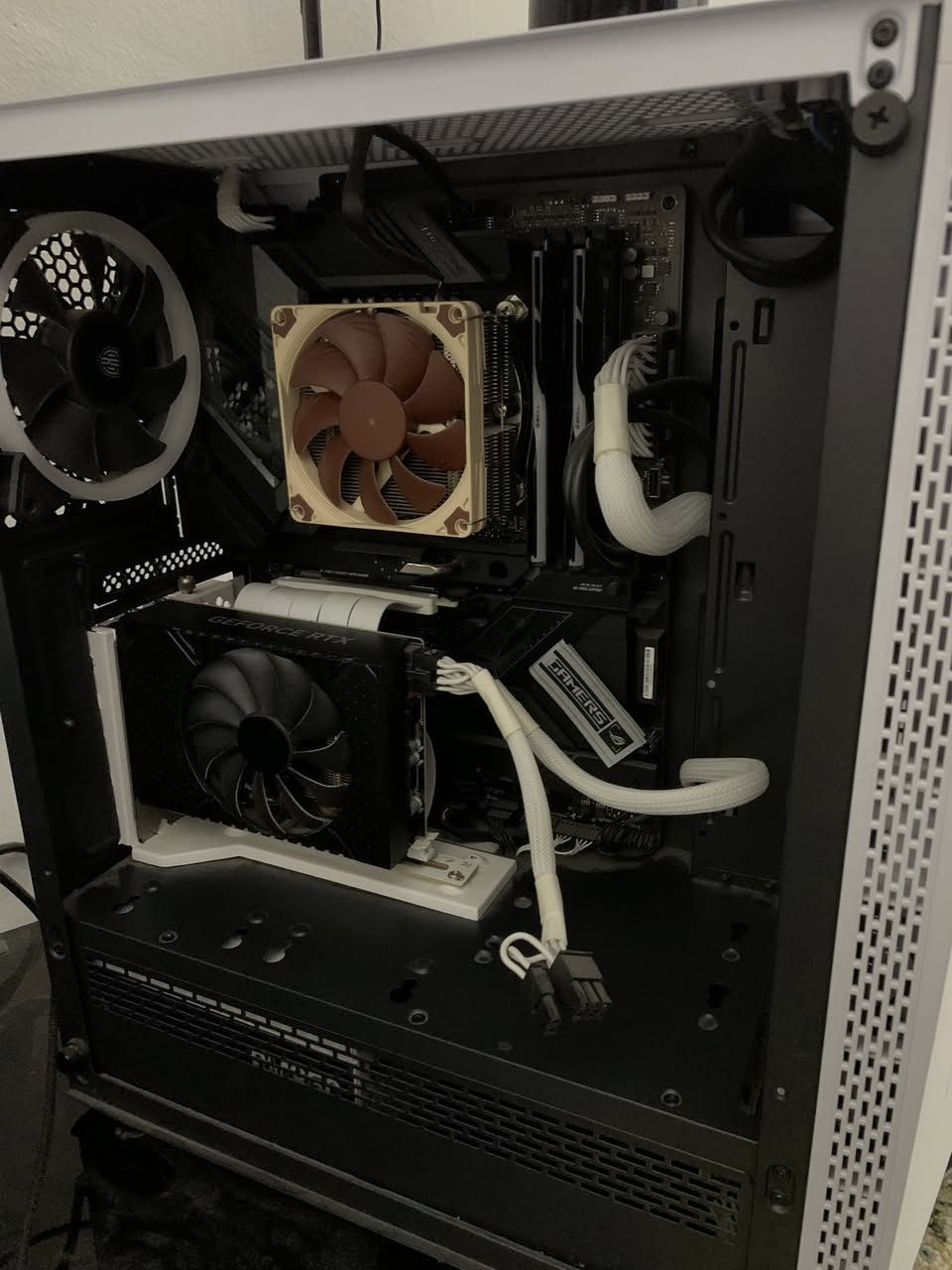 للبيع بغداد : تجميعة Gaming احترافية (Full Setup)
1. مواصفات الحاسبة (PC):
• المعالج: Intel Core i5-13400F (الجيل 13 الحديث).
• كرت الشاشة:  NVIDIA RTX  ONE VAN 4060 8GB.
• الرامات: 32GB (2x16) G.Skill Trident Z5 RGB DDR5 (أحدث وأسرع جيل رامات).
• اللوحة الأم: ASUS ROG STRIX (الفئة الاحترافية الأعلى).
• المبرد: Noctua (التبريد الهوائي الأفضل عالمياً).
• الكيس: DarkFlash V22 White (تصميم عمودي مميز وأنيق).
2. الشاشة (مع الضمان):
• الموديل: Patriot بدقة 2K وتردد 180Hz.
• الضمان: ضمان حقيقي لمدة سنة (12شهر) - مع وصل الضمان والعلبة الأصلية.
3. نظام الحماية المزدوج (Double UPS):
• جهاز UPS 3000VA: مخصص لحماية وتشغيل الحاسبة.
• جهاز UPS 1500VA: مخصص لحماية وتشغيل الشاشة (لضمان استقرار الصورة وحماية الشاشة من تذبذب الكهرباء).
4. الملحقات الإضافية:
• كيبورد ميكانيكي (أبيض) + ماوس قيمنق Meetion + سماعة Fantech RGB + ماوس باد حجم كبير.
الحالة العامة: الجهاز والملحقات بحالة جيدة (فقط زجاجة الكيس مكسورة )،.
السعر المطلوب:1.950.000 عراقي (قابل للتفاوض للجادين).
الاتصال على الرقم 
(***********)
