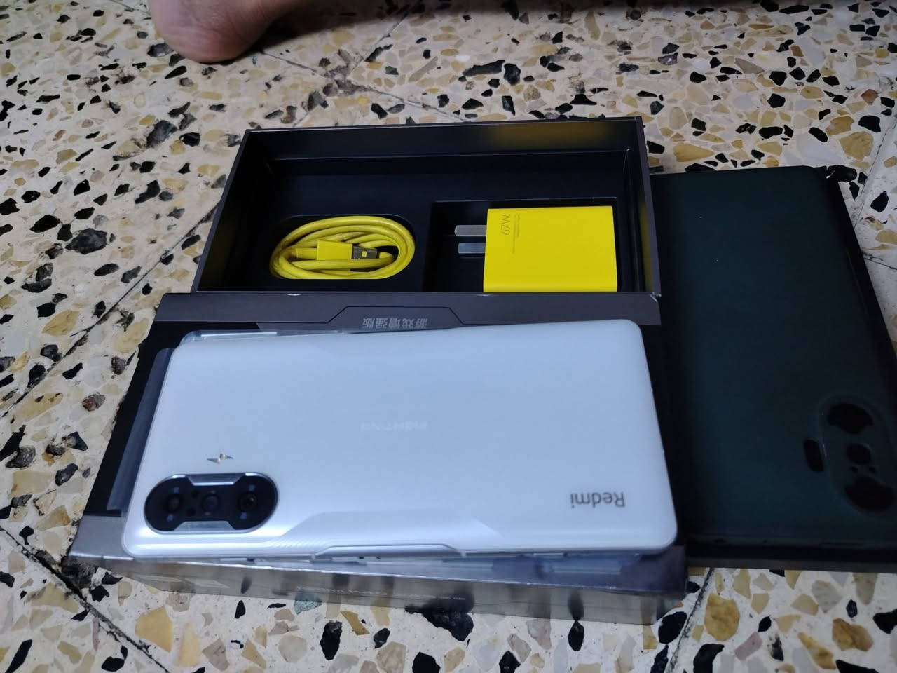جهاز ريدمي K40 كيمنك اخو الجديد ذاكره 256 اخو الجديد نضافه 100% مع كامل ملحقاته شاحنه 67 واط شحن سريع جدآ سعره 280 الف وبي مجال سكني بغداد... ***********
