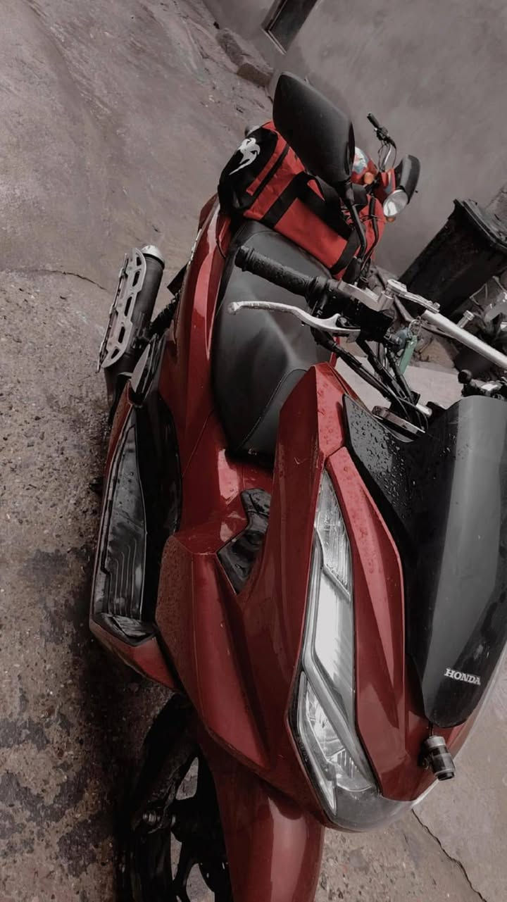 دراجة pcx جيل رابع مكينه ١٢٥ نظيفه  ماشيه ٦٠ الف حساسات شغاله كامله منظومه كامرات مع جهاز تسجيل بيها دراجه جديده وشلعه ناررر 🔥خير من الله الرقم الهاتف *********** السعر خاص
