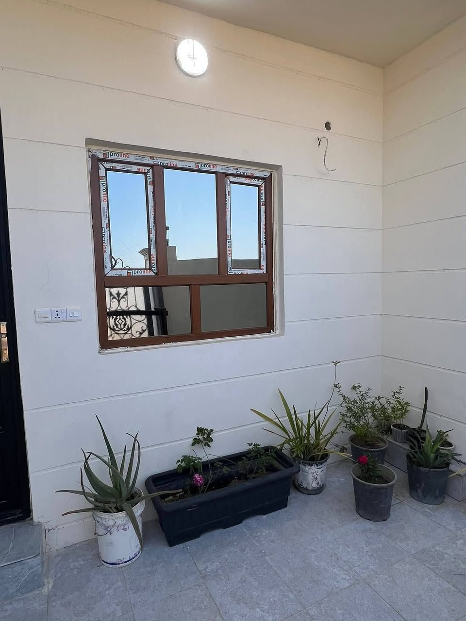 السلام عليكم
بيت ركن على شارعين 12 ونص وعلى حديقة مباشر 
للبيع البيت شبه زيرو وشل البيت شغل جناي
بمنطقة المخابرات 
مساحة الدار 150 متر 
الواجهة 10 ونزال 15
الدار يحتوي على 5 غرف نوم وال 6 غرفة صغيرة بلطابق الثاني يعني مخزن
و3 مجموعات صحية 
وصالة وستقبال عدد 2 وموكد بلصالة الوسطية الي بلطابق الارضي للأستفسار الاتصال ***********
او زيارة مكتب الامين للعقار 
الديوم شارع 60 
مقابل مجمع طيبة 2
