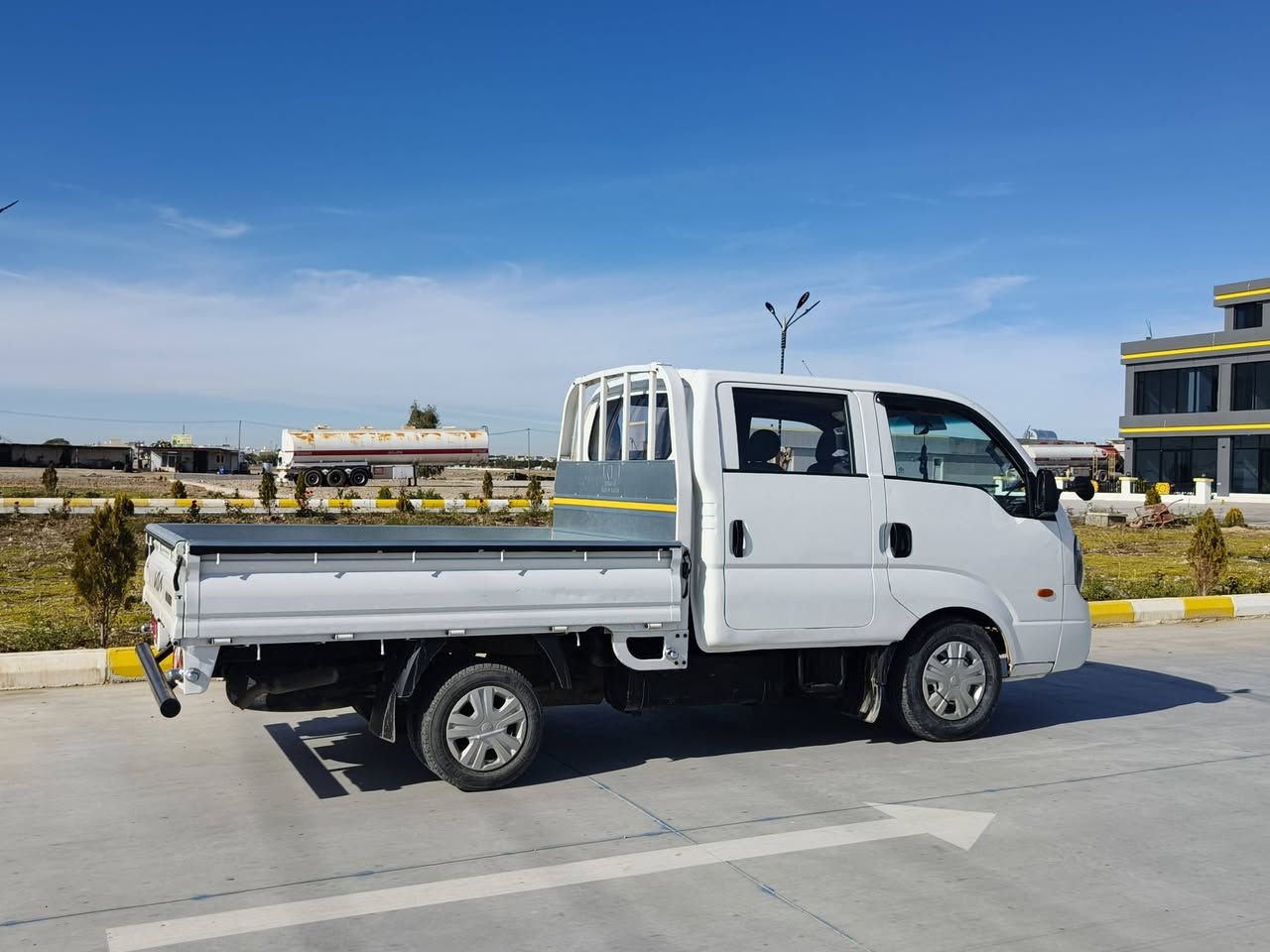 سەرە تا بە ناوی خوای گە وره
کیا بیلا2011 کراوە بە2023
3000 سۆپەر مەکینە ڕەش 
تەنها 120 هەزار ڕۆشتووە
تازە داغل
تەبرید لەسەر سویج
سەلە
ئاوینە کارە بای 
5دووگەمە 
بۆدی بیلادی سفر 
ناوبۆدی 
برێکی بەسراوە
کارە بای بەسراوە 
6تایەی لۆک
کامل مەسروف کراوە
***********
