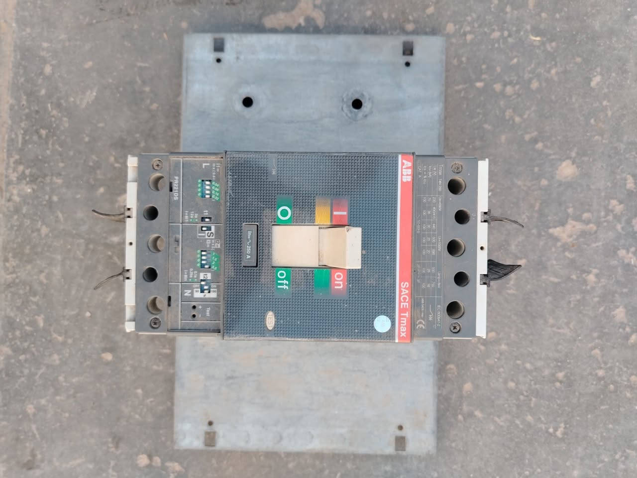 قاطع دورة ٢٥٠ امبير عدد ٢ للبيع العنوان ديوانية مركز رقم الهاتف ***********
