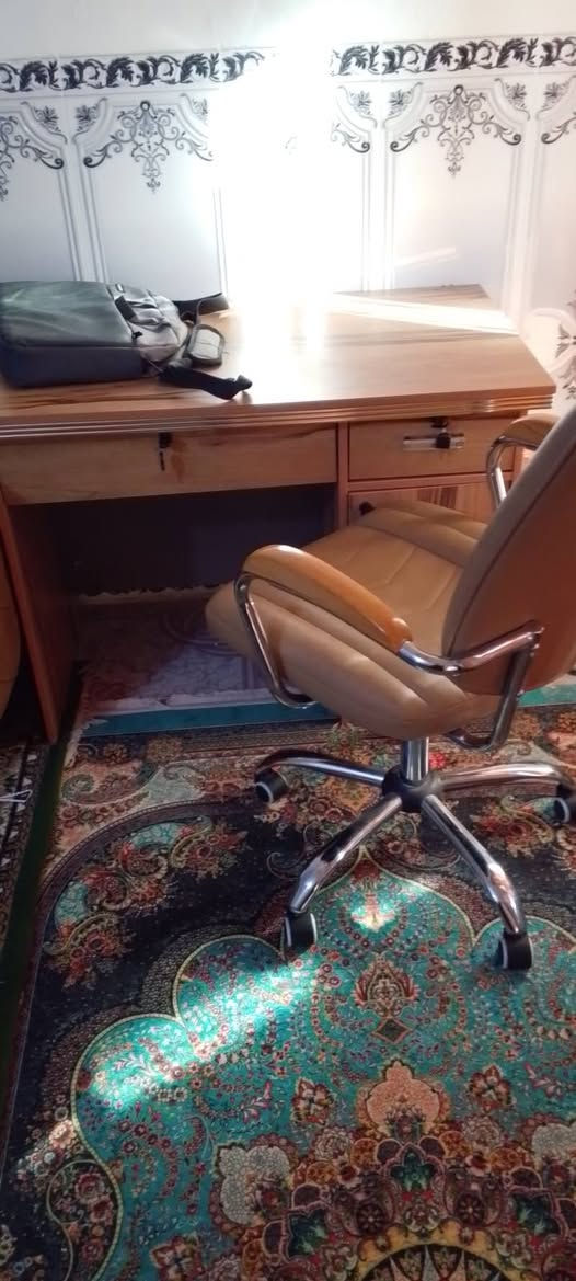 السلام عليكم
تخم وزولية وطبلات السعر 300 
ميز وكرسي السعر 140 
***********
