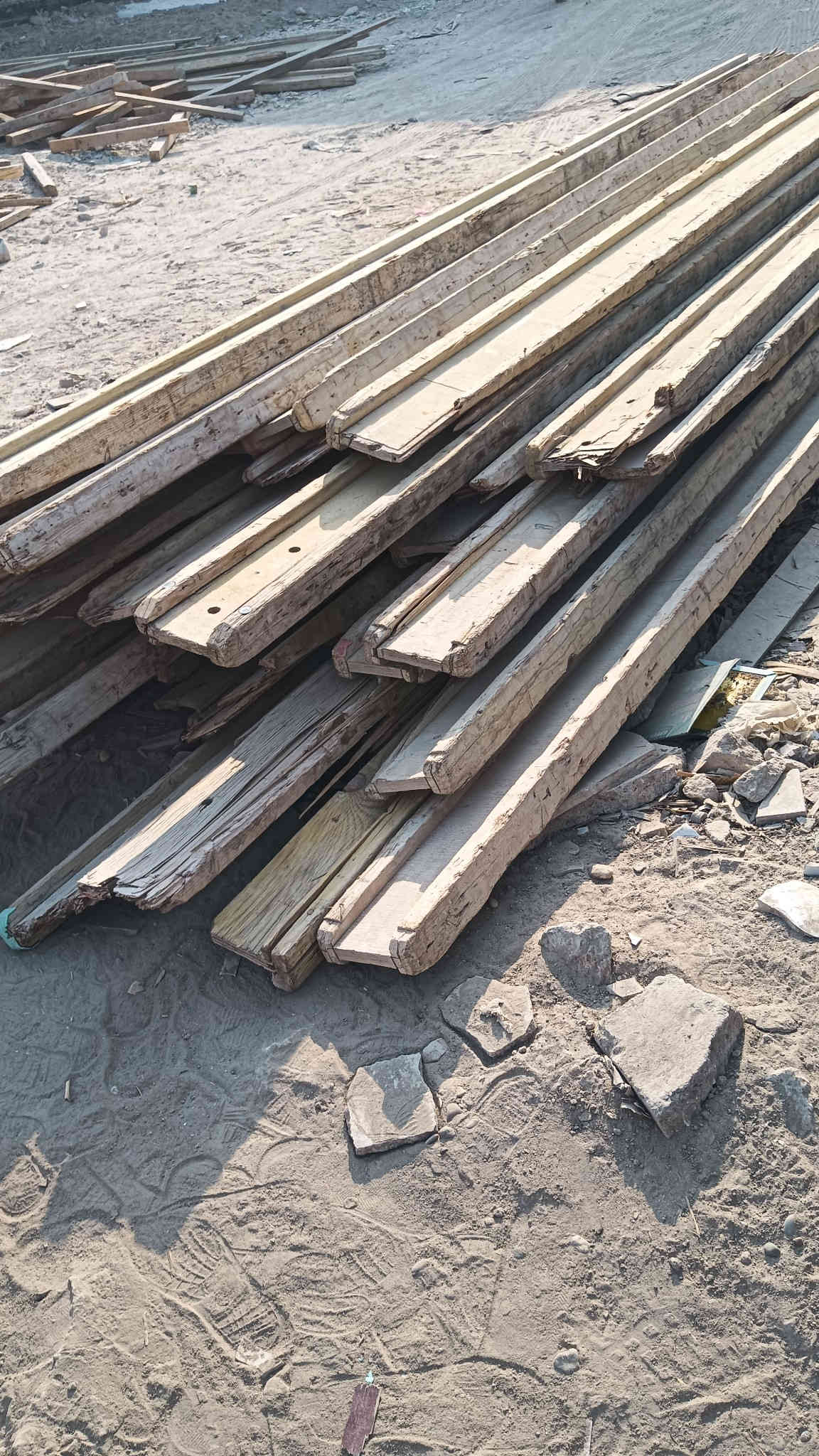 السلام عليكم خشب للبيع كميه كبيره شكد متريد موجود دوكه سير درابي ***********
