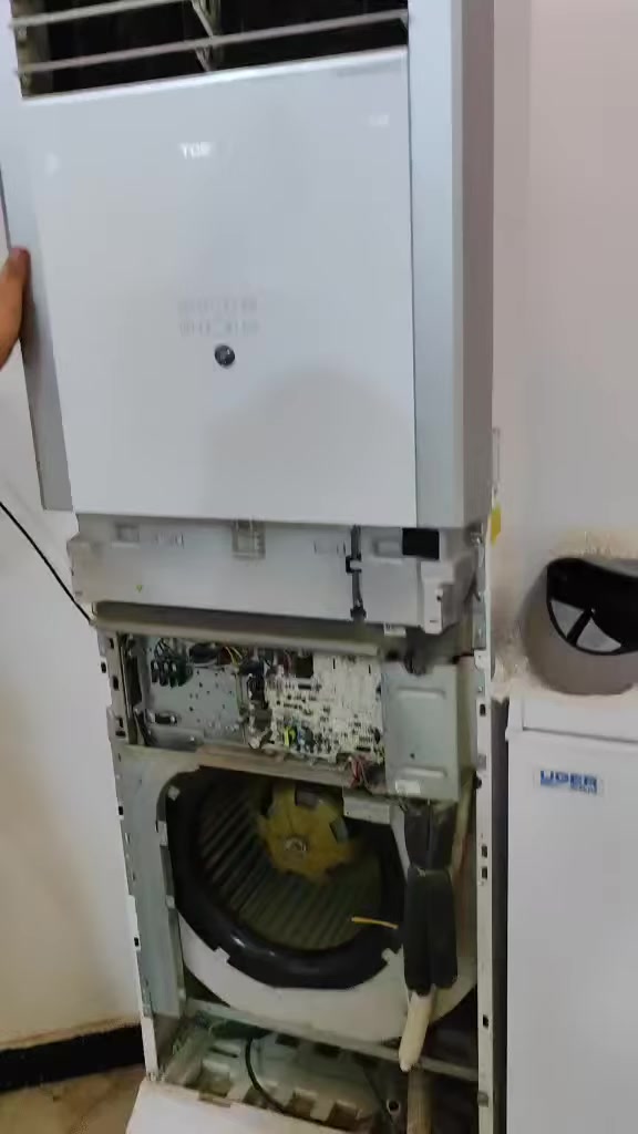 #ورشة المركزيه المتنقلة للتبريد❄️❄️
#للصيانة_الموقعية🏠🏨🏰
غسل ونصب وتصليح كافة اجهزة التبريد  والتكييف في نفس المكان شغل اليوووم
العنوان الاسكان الصناعي 
الاتصال عليك والباقي علينة 📞☎️ ((  *********** ))
***********
