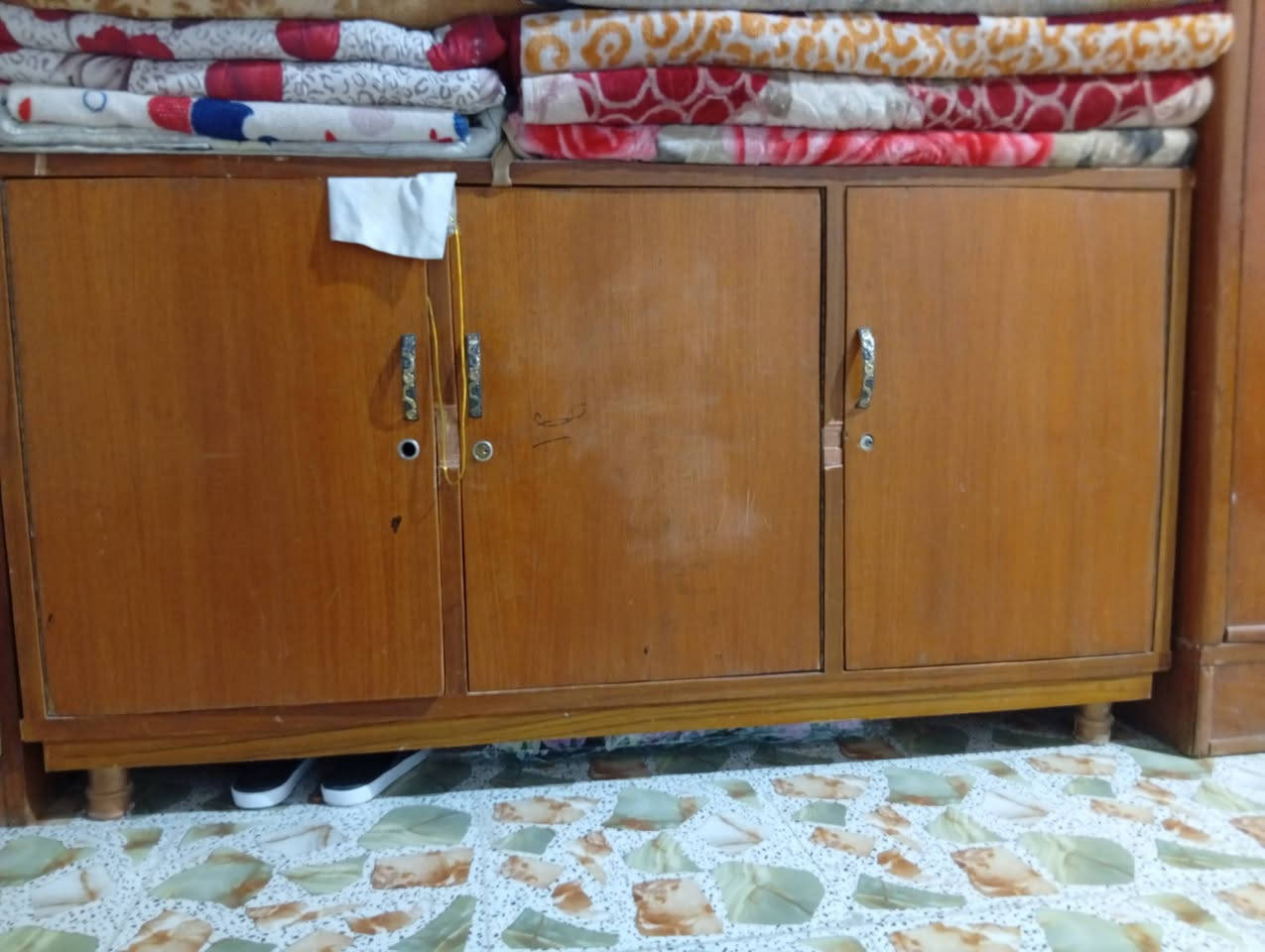 يوجد كنتور 4 بيبان نضيف وجرارات العدد 4 ويوجد بوفيه 3 خانات البوفيه نضيفه؟ السعر 300 وبيهن مجال 
العنوان: النجف الاشرف شارع نجف كربلاء طريق يا علي عمود 201 قرب معمل غاز النجف الاشرف الشمالي
التواصل عرقم : ***********
