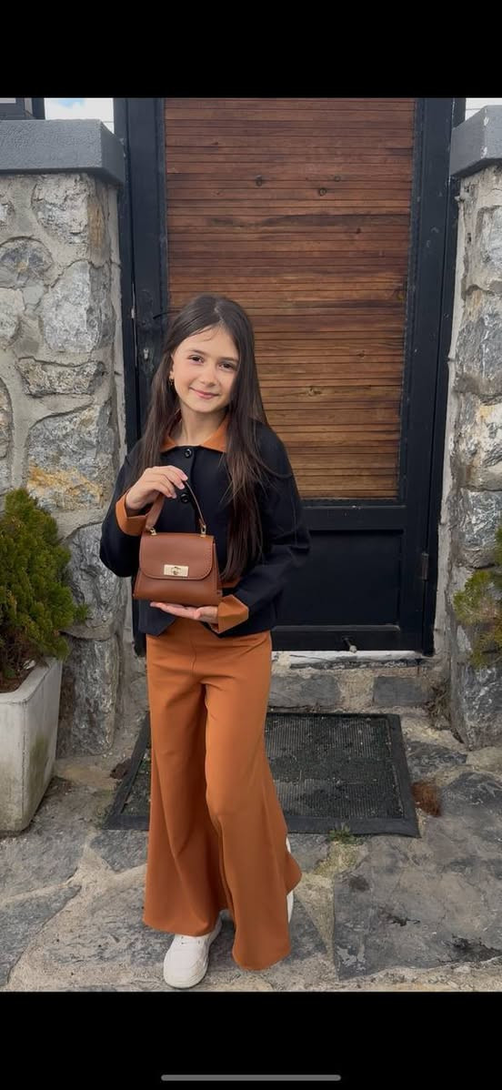 خلينا متفقين أن الأناقة والفخامة تبدأ من إسطنبول 🇹🇷🤍
تشكيلة من الأطقم البناتية  بتصاميم عصرية 😍جمال واناقة وجودة اكيد لأن التركي غير 🇹🇷
متوفرة الآن في #كيراز_كيدز 😍
بيع جملة شحن من تركيا إلى جميع أنحاء العالم 🌏 ✈️ 🇹🇷

لطلب والاستفسار عبر رسائل الصفحة 💌 أو الواتساب 👇 
✅ للتثبيت واتس اب : 00905516477222


**إذا كنت صاحب هذا الإعلان وتريد حذفه لأي سبب، رجاءا أرسل رسالة إلى الدعم الفني**