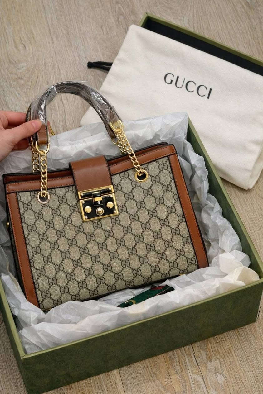 تخيلي تدخلين أي مكان…
الكل يلاحظك ✨
مو بسبب ملابسك… بسبب التفاصيل 👇
💼 حقيبة غوتشي الأصلية = هيبة + ذوق + حضور

⚠️ خلينا نكون صريحين:
السوق مليان تقليد… بس الفرق يبان من أول نظرة
وأنتِ أكيد ما ترضين إلا بالأصلي

🔥 ليش هذا العرض مختلف؟
✔ موديلات مختارة بعناية (مو أي شي بالسوق)
✔ أسعار منافسة لفترة محدودة فقط
✔ توصيل سريع + دفع عند الاستلام

⏳ القرار بيدك:
إما تبقين مثل الكل…
أو تصيرين “اللي الكل يلاحظها


**إذا كنت صاحب هذا الإعلان وتريد حذفه لأي سبب، رجاءا أرسل رسالة إلى الدعم الفني**
