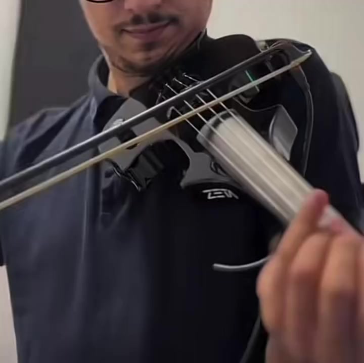 كمان كهرباي zeta jazz  لال بيع
ارقا و احسن كمان كهرباي  
احسن كواليتي بل كمان كهرباي
سعرها ب شكركة ٤٤٠٠$
منو مشتري دزلي رسالة  
واتساب:***********
