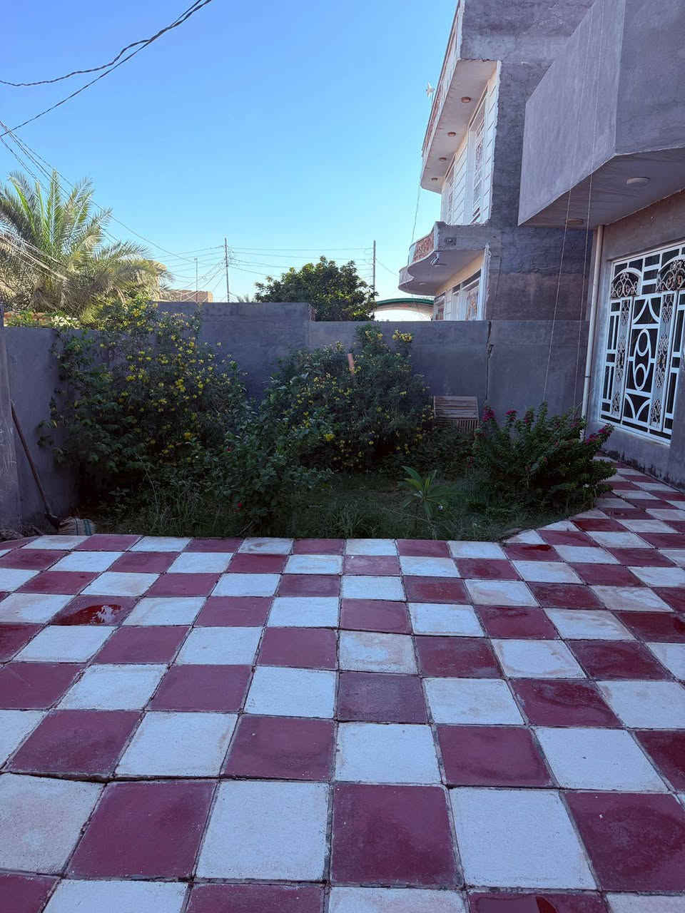 بيت للبيع كامل من كلشي مساحه 255متر   استقبال وهول وغرفتين ومجمع صحيات داخليه وخارجيه  باقي التفاصيل خاص  او اتصلو بالرقم *********** مكان دبله شارع البصيره مقابيل الغسل
