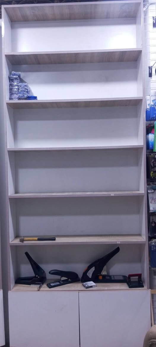 السلام عليكم 
فاترينات مرتبات للبيع سبع قطع الارتفاع مترين والعرض متر والعمق 20 مسخدمات شي قليل مثل مواضحات للاستفسار الاتصال ***********
