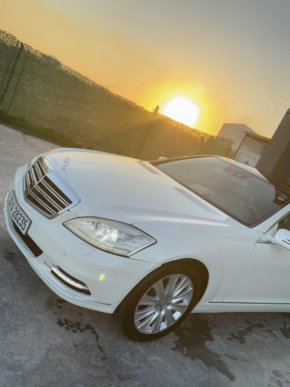 السلام عليكم ورحمة الله وبركاته للبيع 

المواصفات (مرسيدس S3502012): 
المحرك: \(V6\) بسعة 3.5 لتر.القوة: 302 حصان.التسارع: من 0 إلى 100 كم/ساعة خلال 6.9 ثانية.ناقل الحركة: أوتوماتيكي (غالباً 7 سرعات).السرعة القصوى: 250 كم/ساعة.استهلاك الوقود: 10.1 لتر/100 كم. المواصفات الخارجية: مصابيح LED أمامية وخلفية.فتحة سقف بانوراما. ).حساسات أمامية وخلفية. المواصفات الداخلية والراحة: مقاعد كهربائية مع خاصية الذاكرة والتبريد والتدفئة.ستائر خلفية وجانبية كهربائية.نظام صوتي عالي الجودة (Harman Kardon).شاشة عرض معلومات ونظام ملاحة.تخشيب داخلي فاخر. أنظمة الأمان: رادار أمامي (نظام تفادي التصادم).نظام مراقبة النقاط العمياء.نظام تثبيت السرعة الذكي. السعر اتصل وبيك خير وتدلل***********
