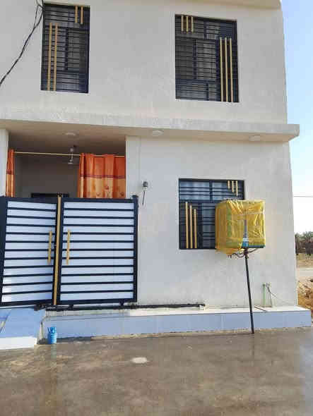 دار للبيع المساحه 50متر طابقين بناء حديث 2025 يتكون من الطابق الأول طارمه +هول 5متر+صاله+مطبخ+حمام تواليت شرقي غربي والطابق الثاني يتكون من غرفه 5متر+صاله+حمام تواليت.. العنوان حي الامامين شارع جامع الامام علي للاستفسار الاتصال على الرقم ***********+ ***********
