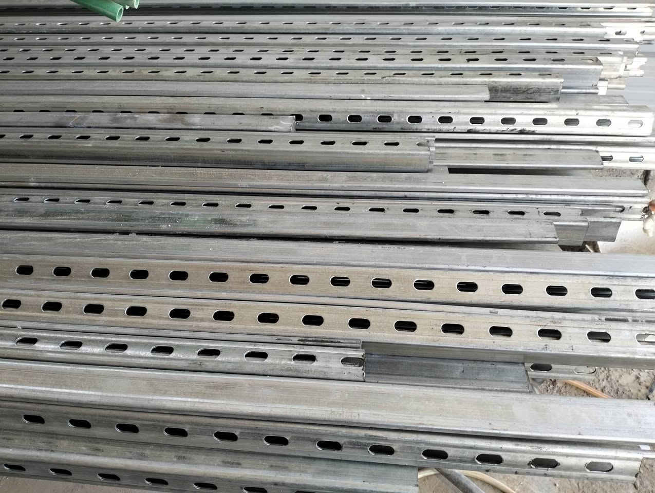 يتوفر لدينا حديد ميكانو 2 ملم لإنشاء هياكل ألواح الطاقه الشمسيه وكافة الملحقات الأخرى من صبات كونكريتيه وقواعد ومثلثات وكلامبات / العنوان كربلاء شارع السيدة زينب عمود 253 / للاستفسار ***********
